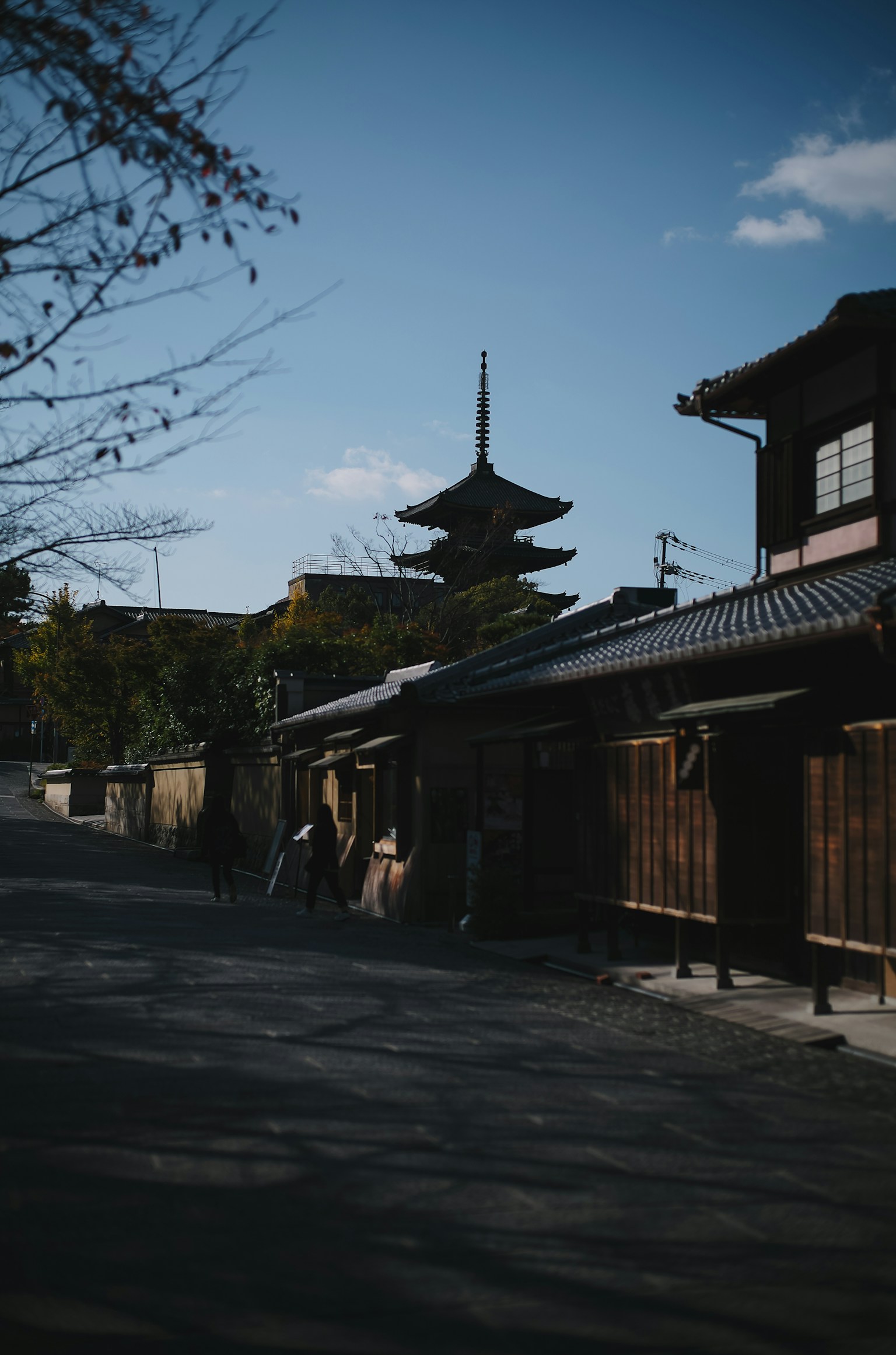 传统日本街道与五层塔的轮廓