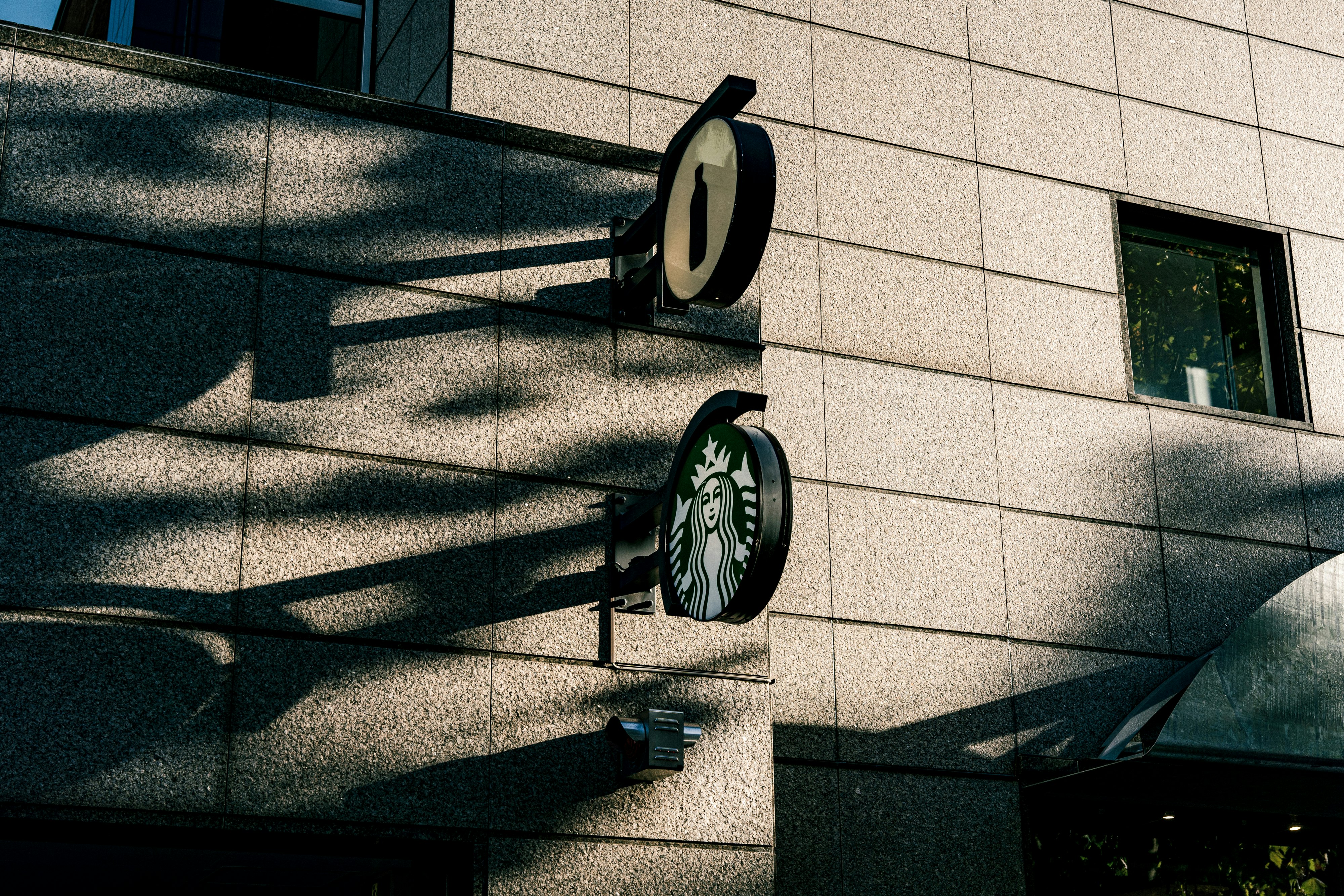 スターバックスの看板が付いた建物の外壁