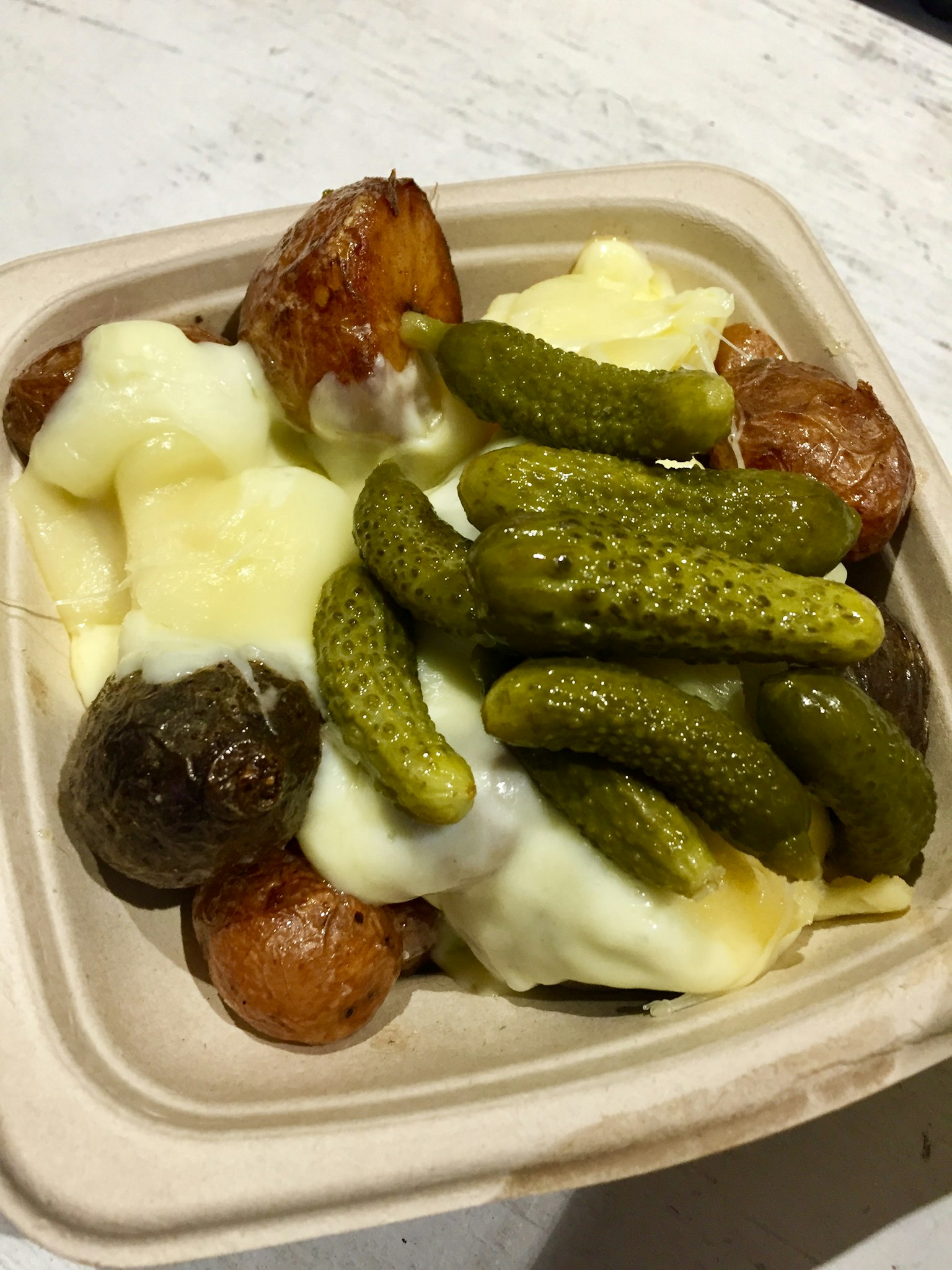 구운 감자와 피클이 얹힌 치즈 접시