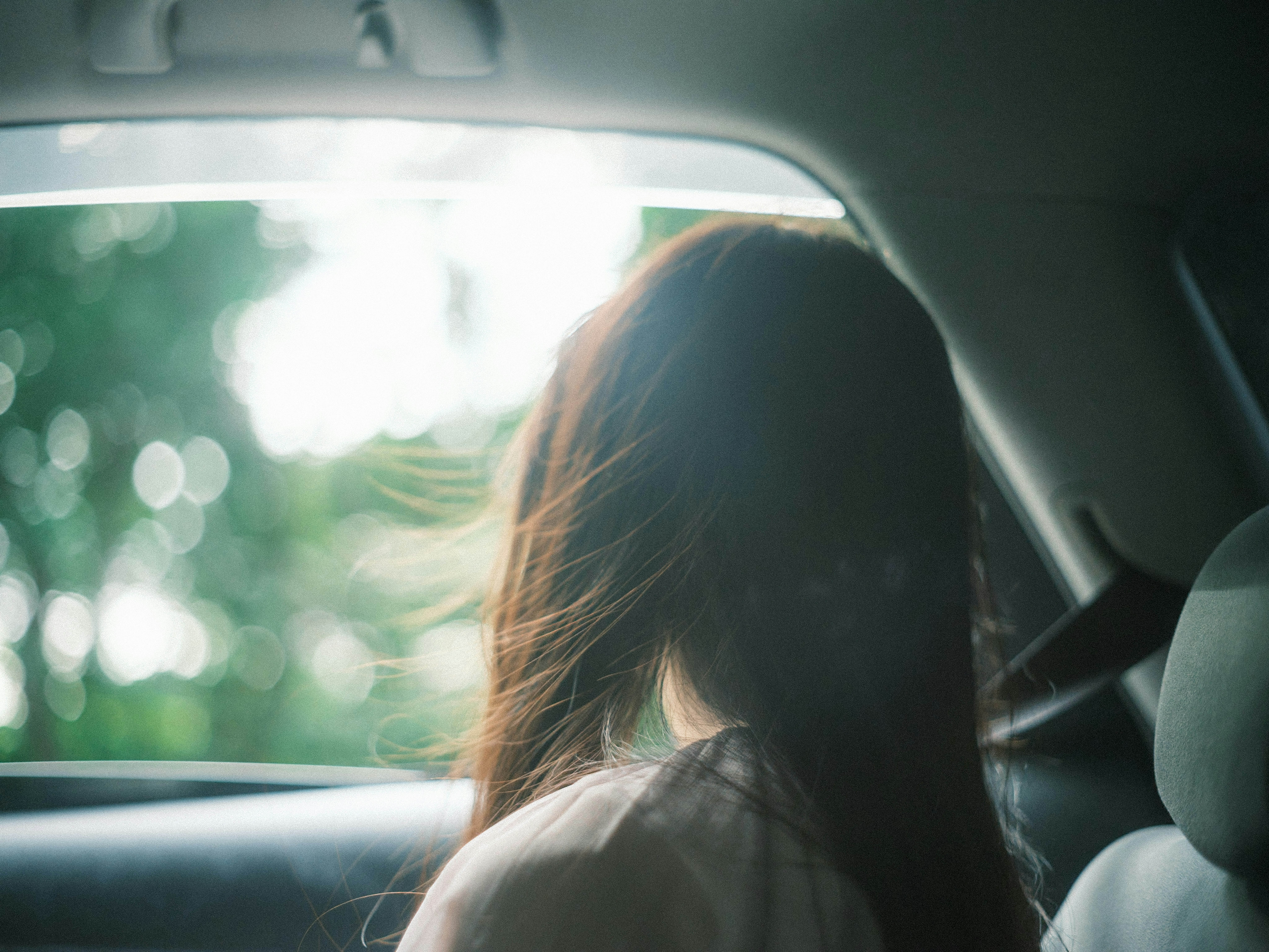 車窗旁的女性側臉