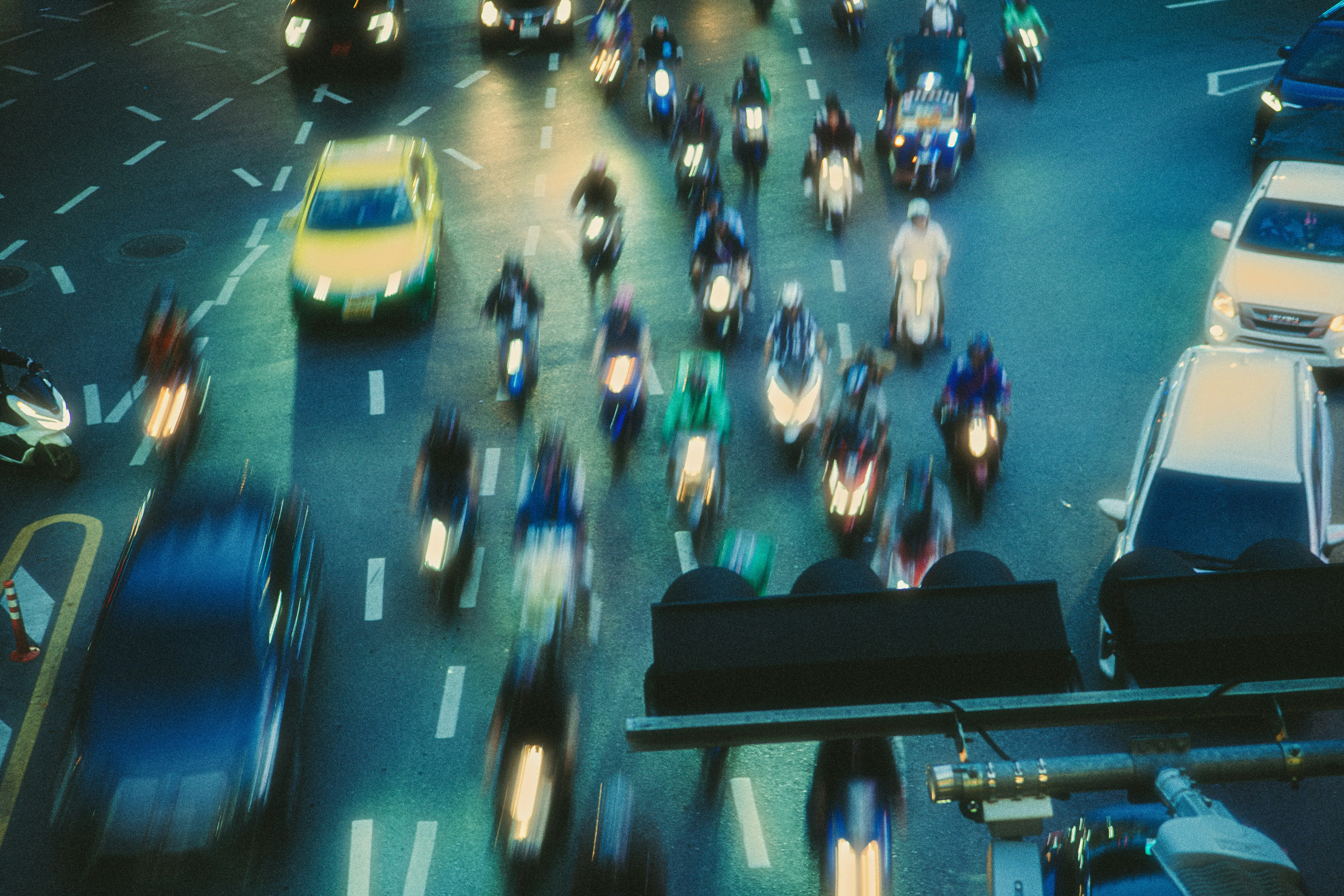 高速道路を走る車と人の多い交差点の夜景