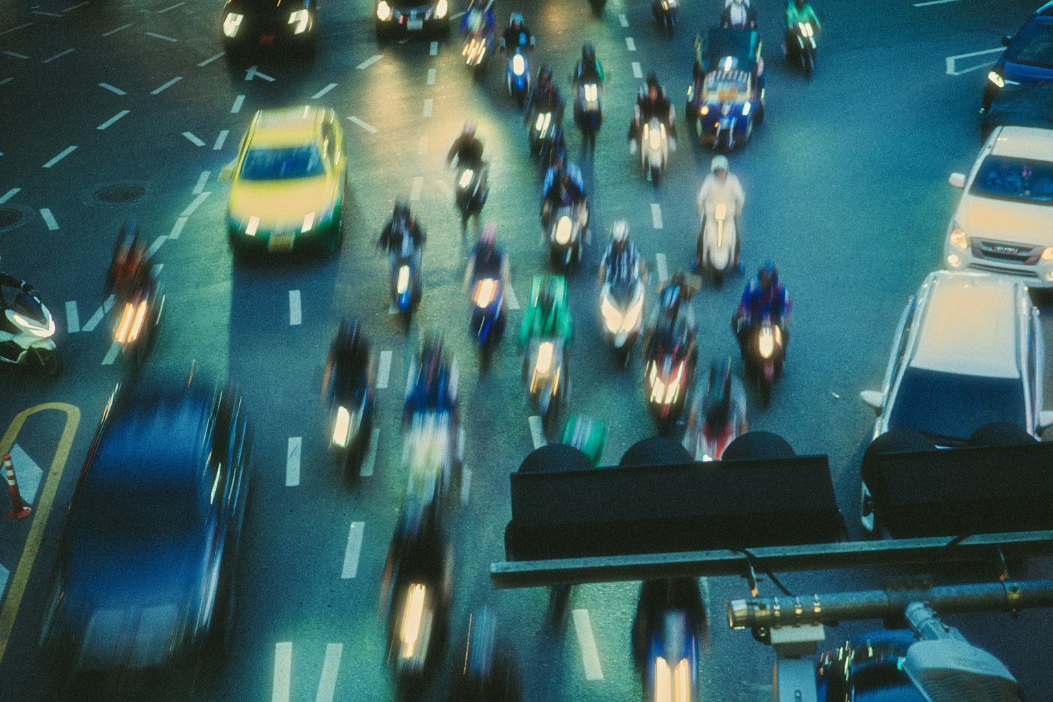 暗い背景にシンプルなデザインのグラフィック