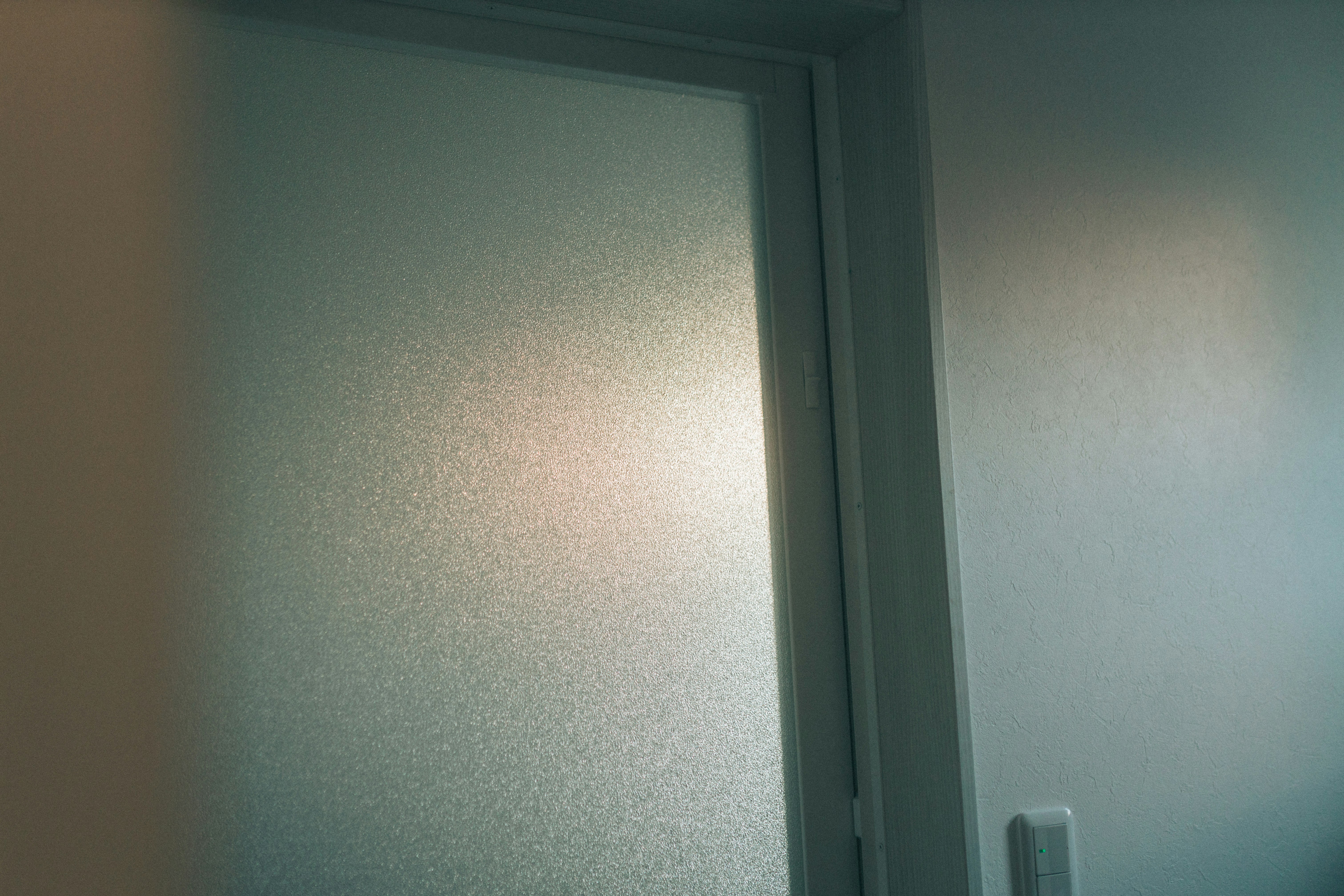 nebliger Lichtblick durch ein Fenster