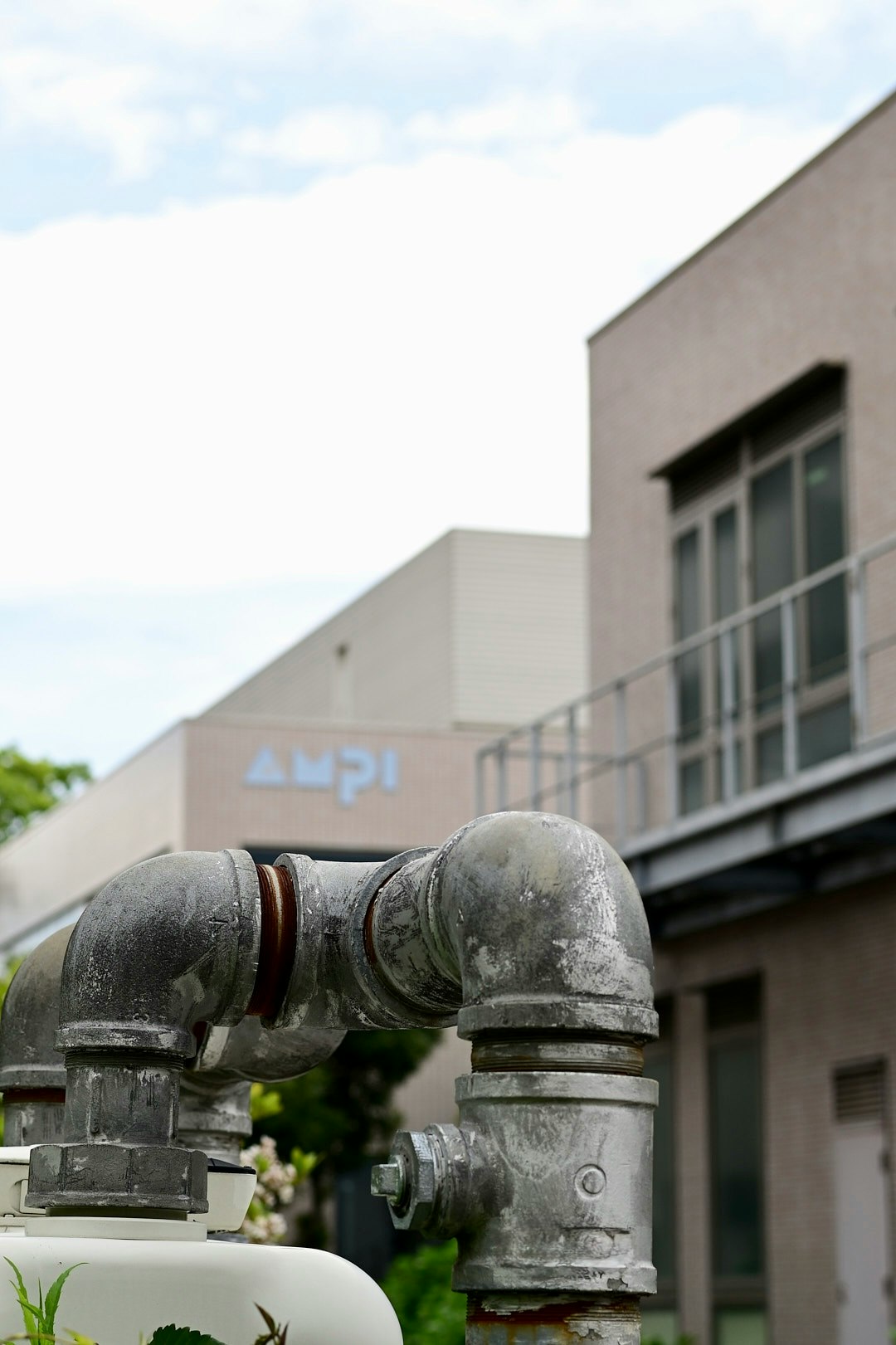 Industrielle Rohrleitungen an der Außenfassade eines Gebäudes