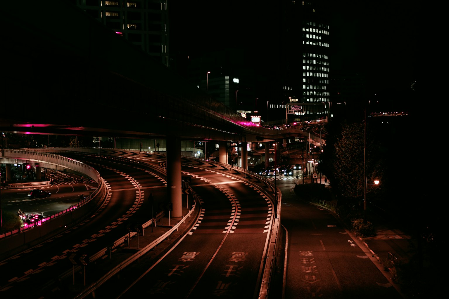 야경 도시 풍경과 고속도로 및 마천루