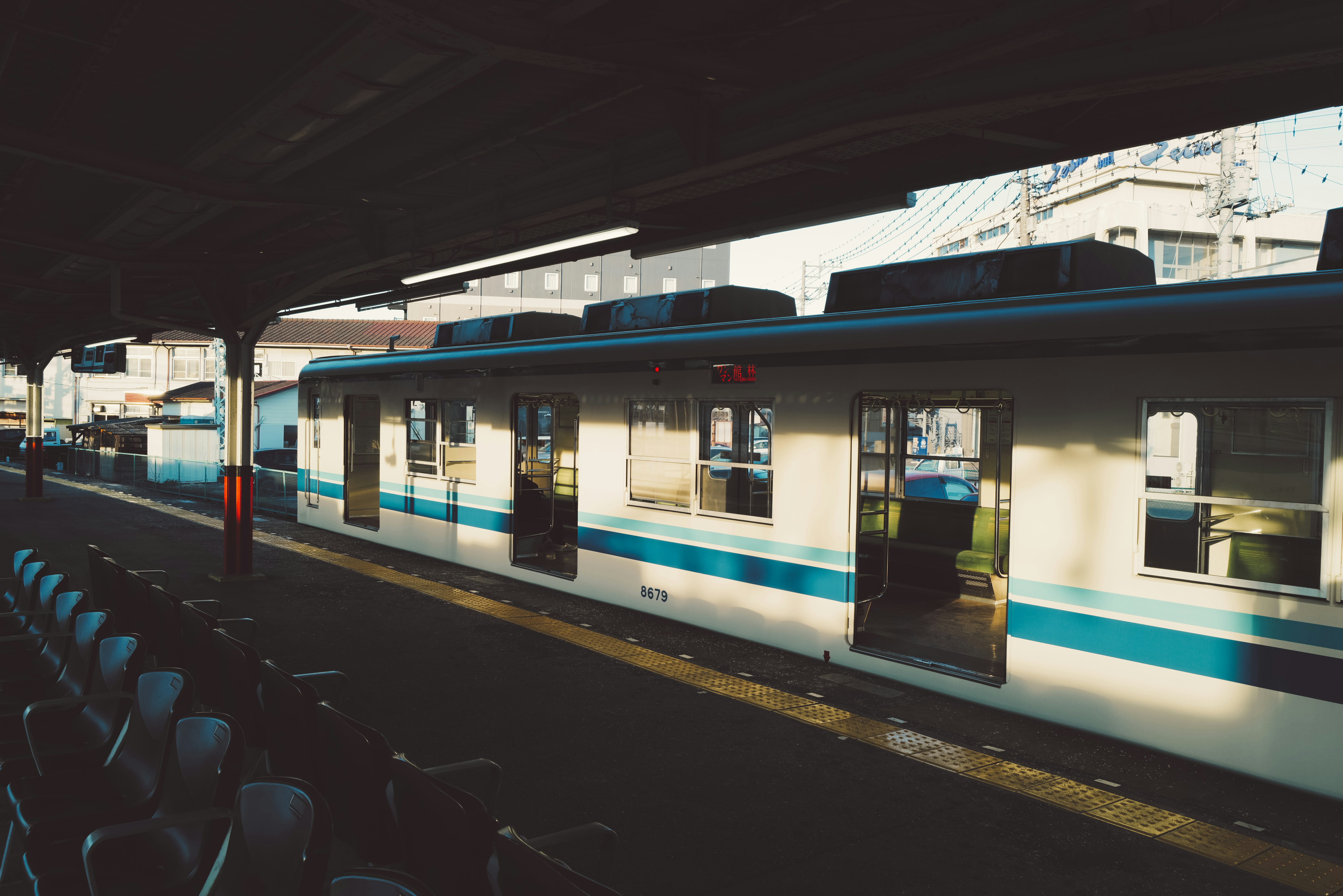 gerbong kereta berhenti di peron stasiun