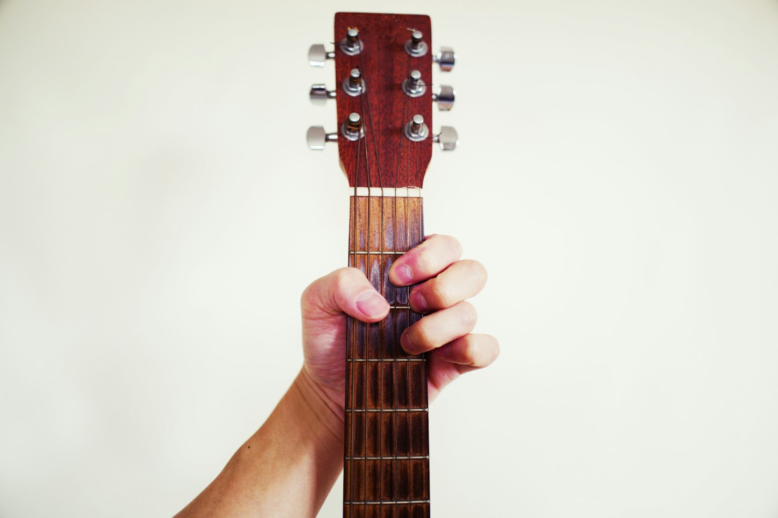 Gambar tangan memegang leher gitar