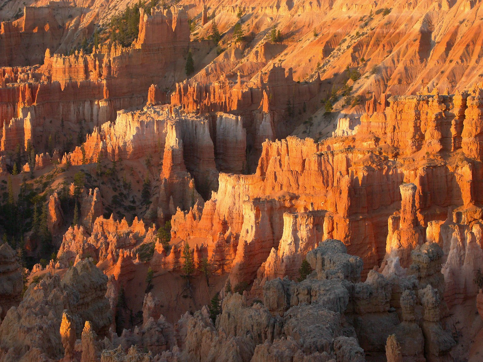 Formaciones rocosas rojas de Bryce Canyon y contraste de sombras