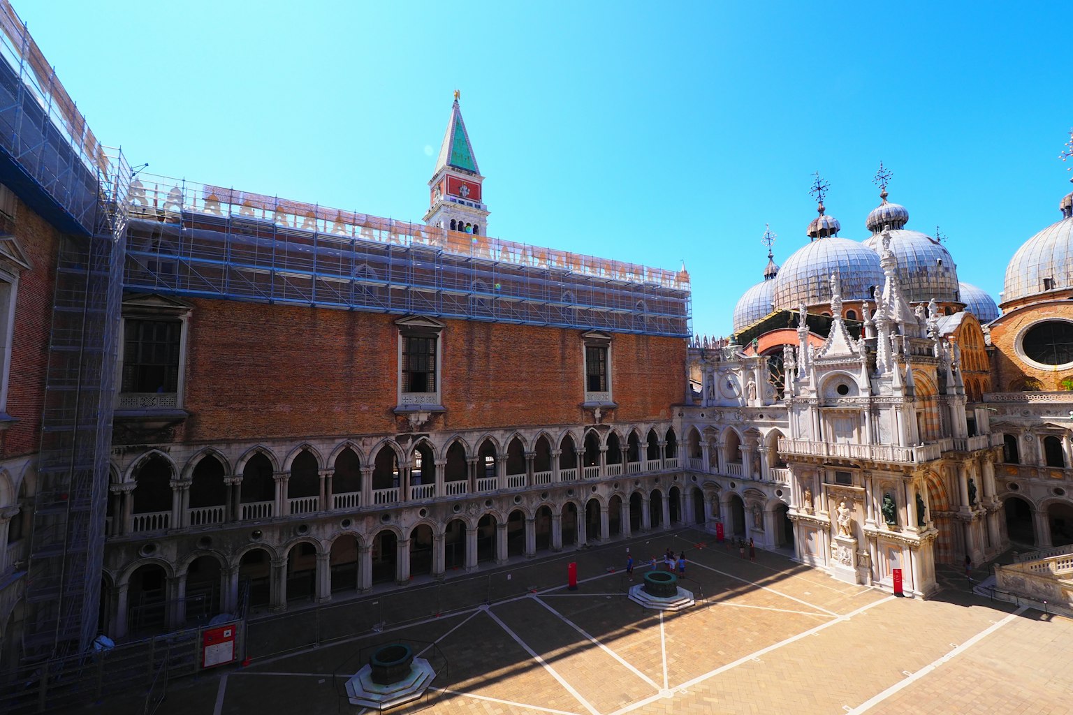 Restauro degli edifici in Piazza San Marco con cielo blu