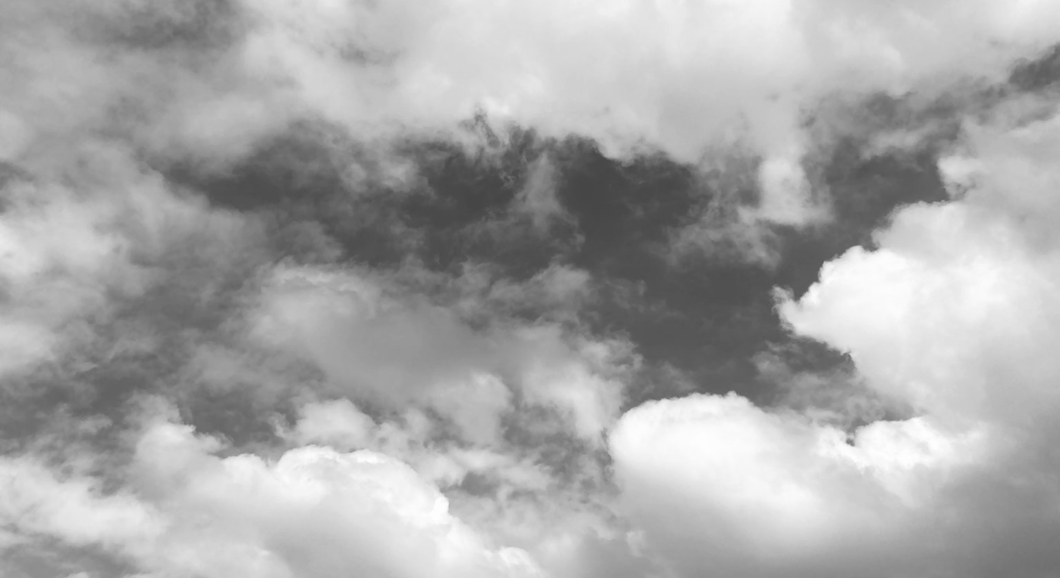 黑白天空中的雲朵景觀