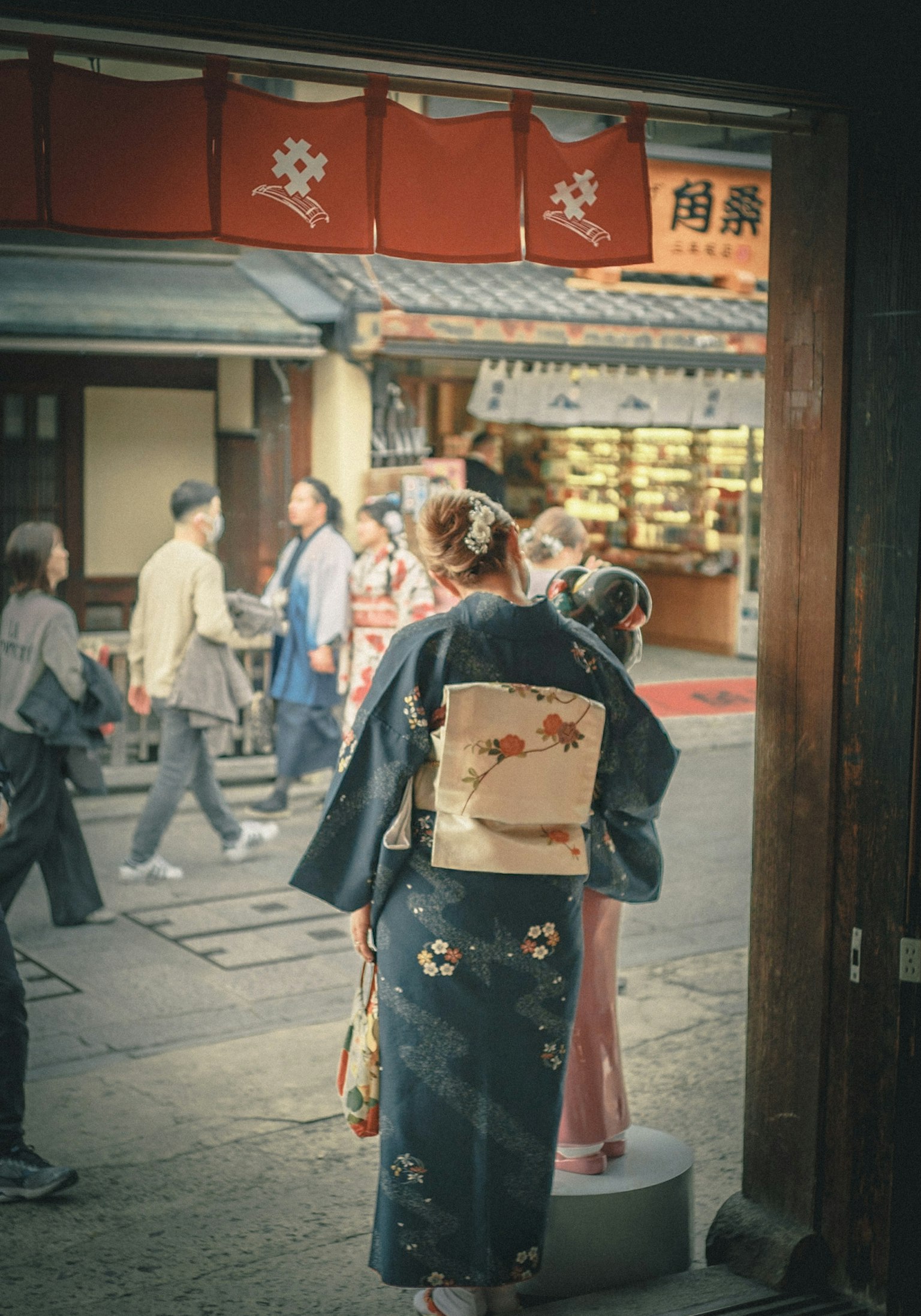 穿著傳統和服的女人與孩子一起觀察街道