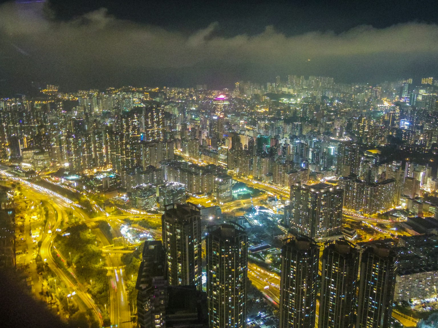 Vista notturna degli grattacieli e delle strade di Hong Kong