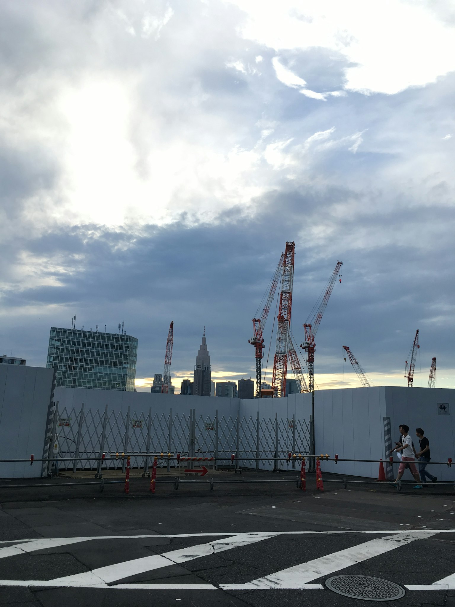 Vista del cantiere con grattacieli e gru visibili