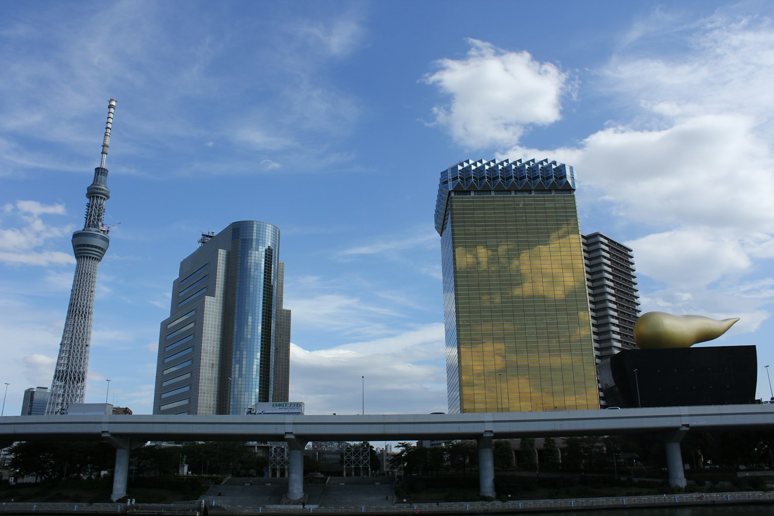 Skyline della Tokyo Skytree e della Torre Asahi con grattacieli e cielo blu