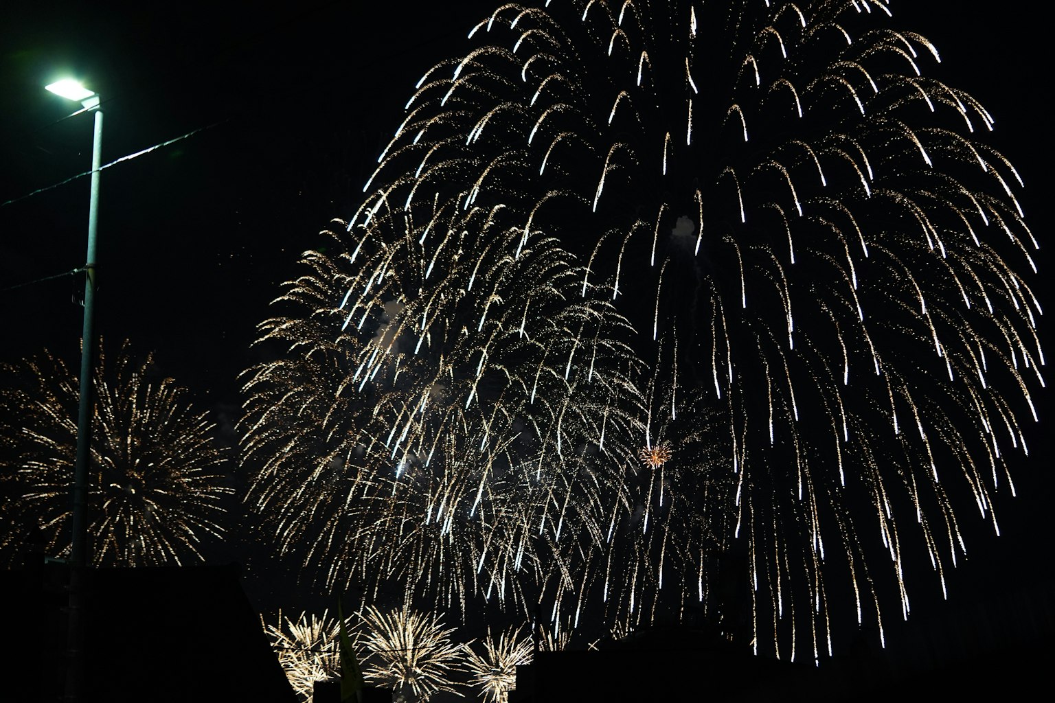 夜空中绽放的美丽烟花