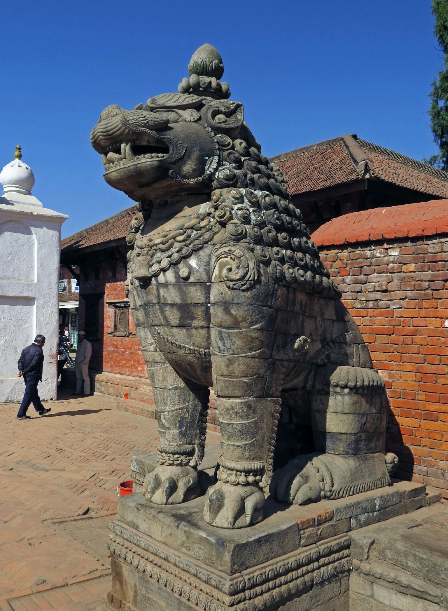 Statue de lion en pierre devant un temple à Katmandou