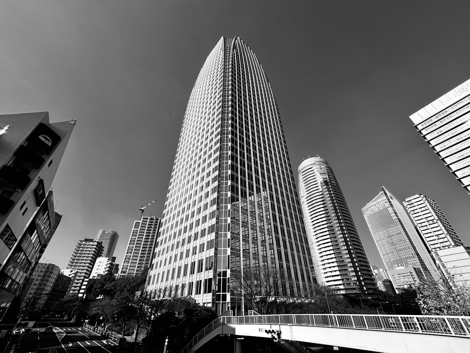 Photo en noir et blanc d'un gratte-ciel avec un design architectural moderne
