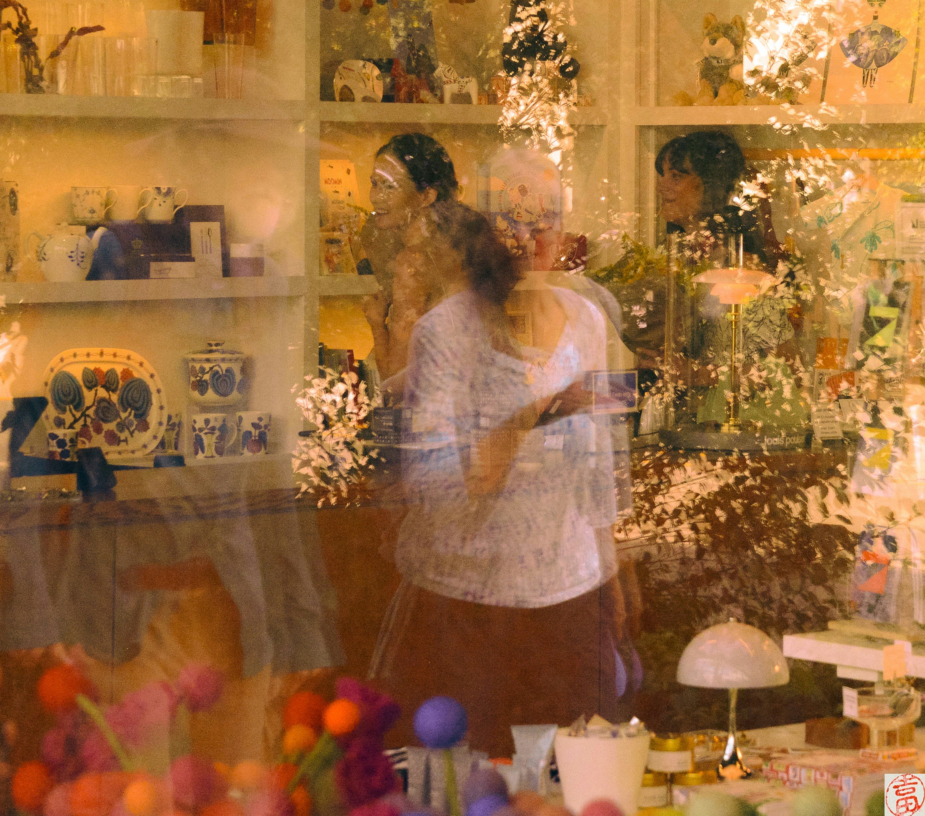 Double exposition : un couple enlacé dans un intérieur avec fleurs et objets décoratifs