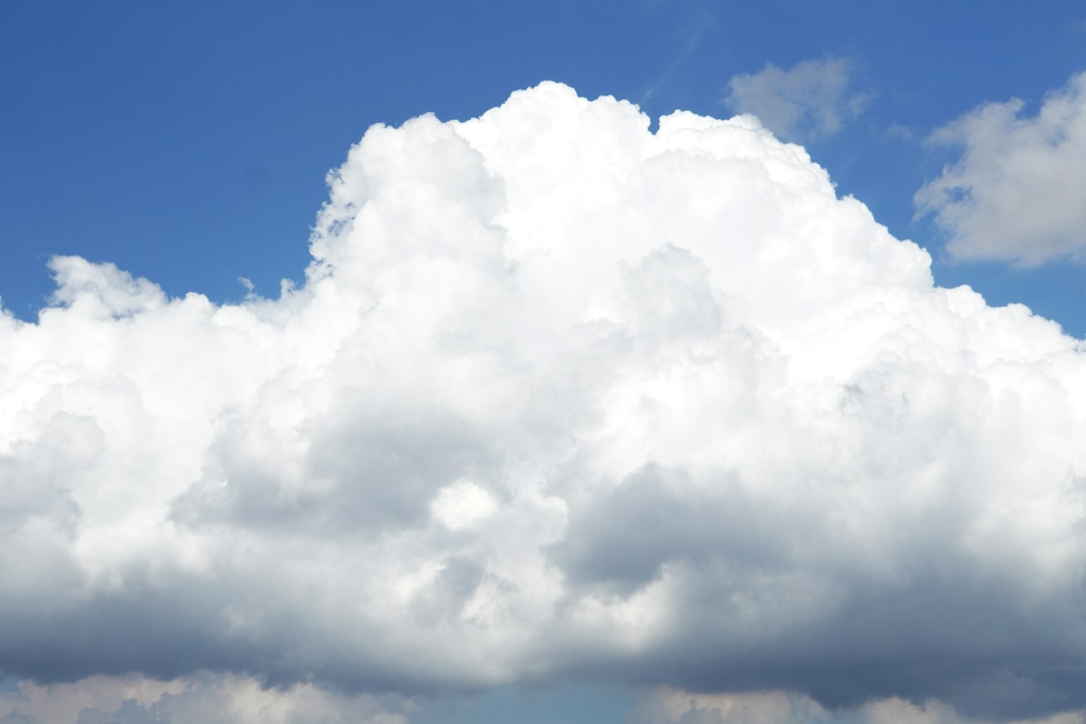 Grand nuage blanc flottant dans un ciel bleu