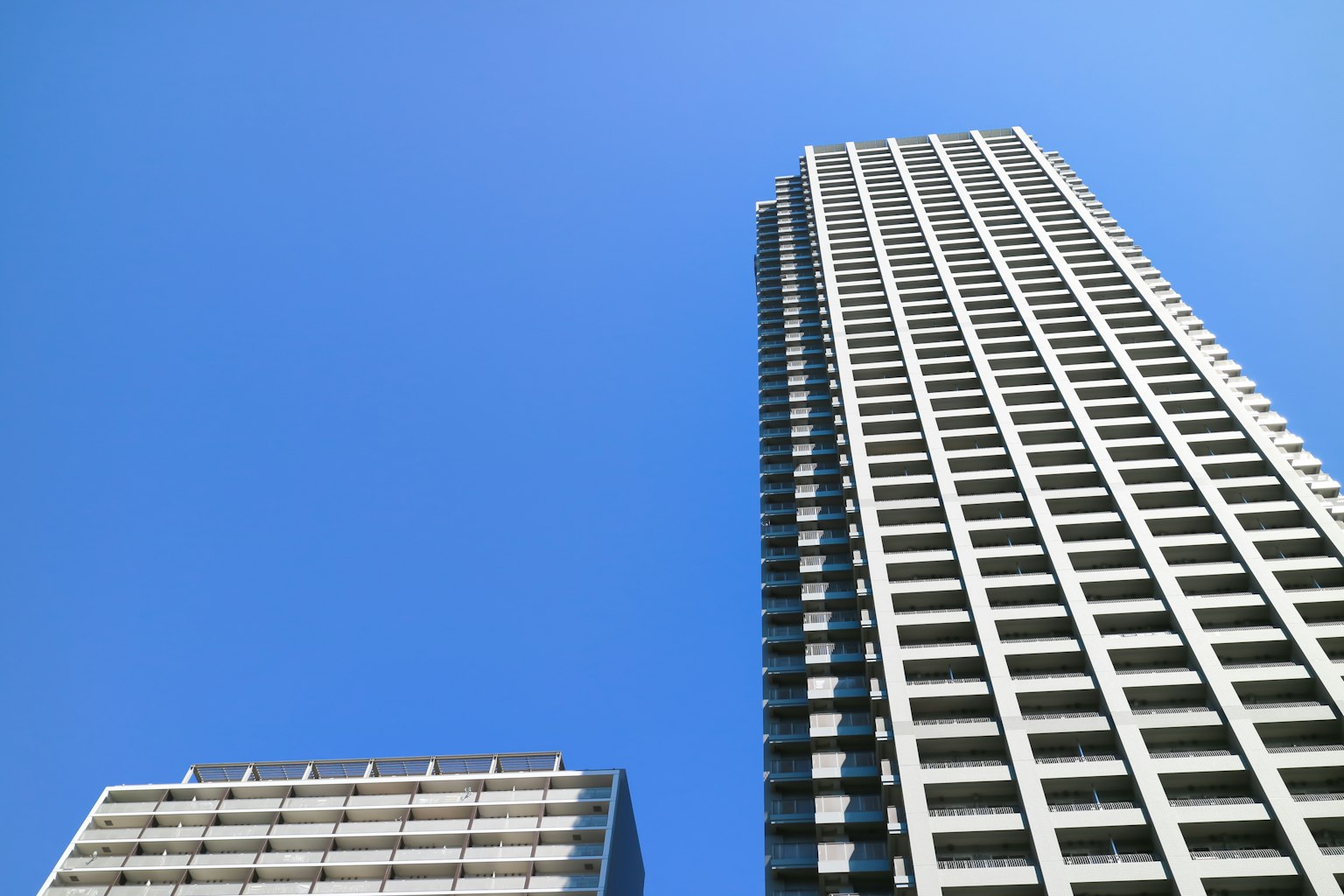 Gratte-ciel contre un ciel bleu clair