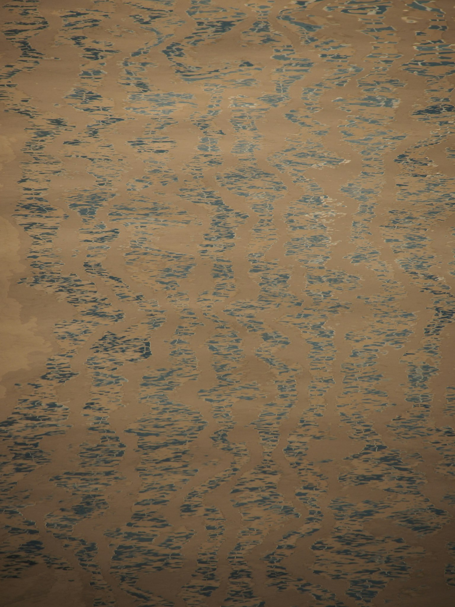 Fond texturé avec des motifs bleus sur une surface marron