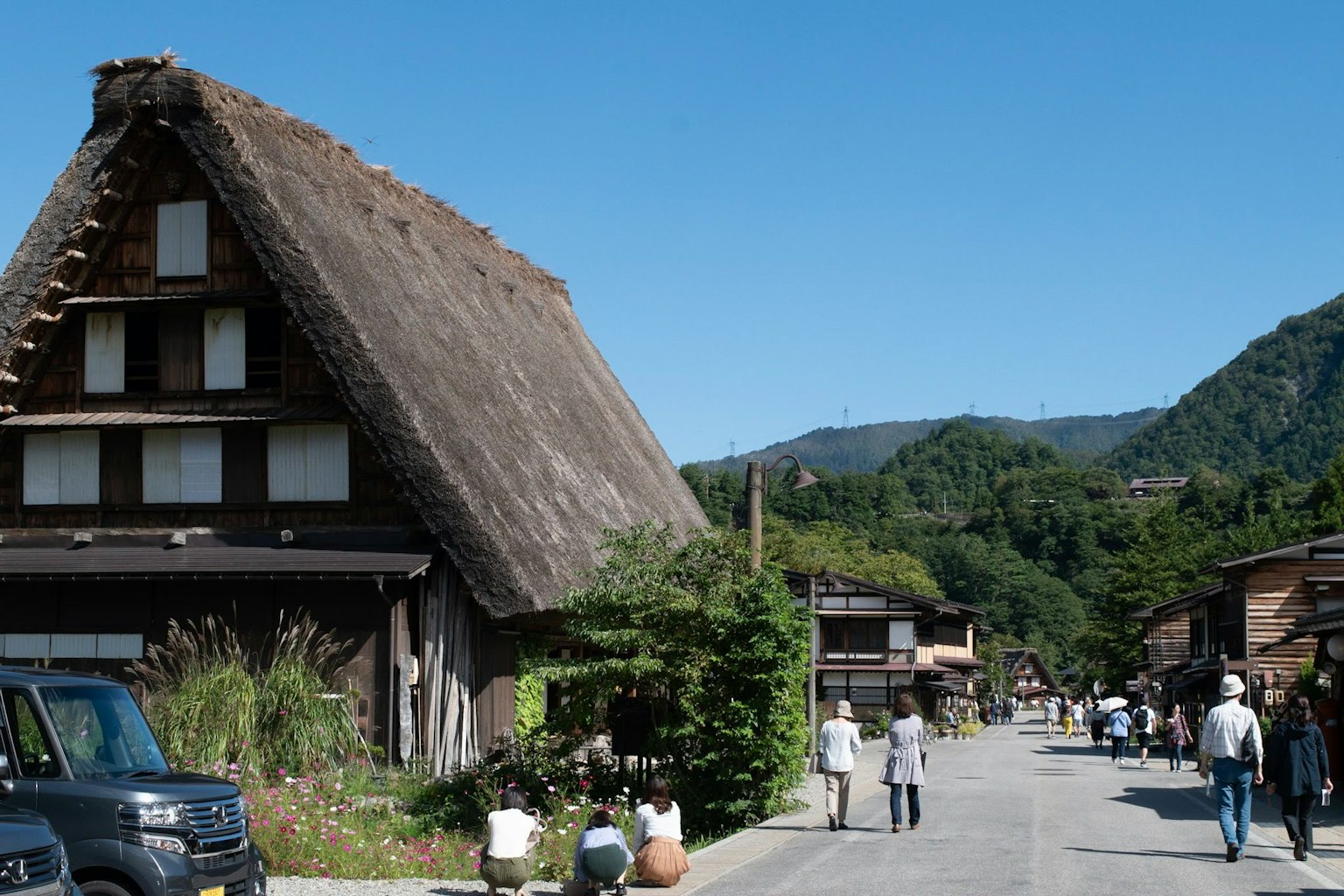 Strada panoramica di un villaggio con case tradizionali a tetto di paglia