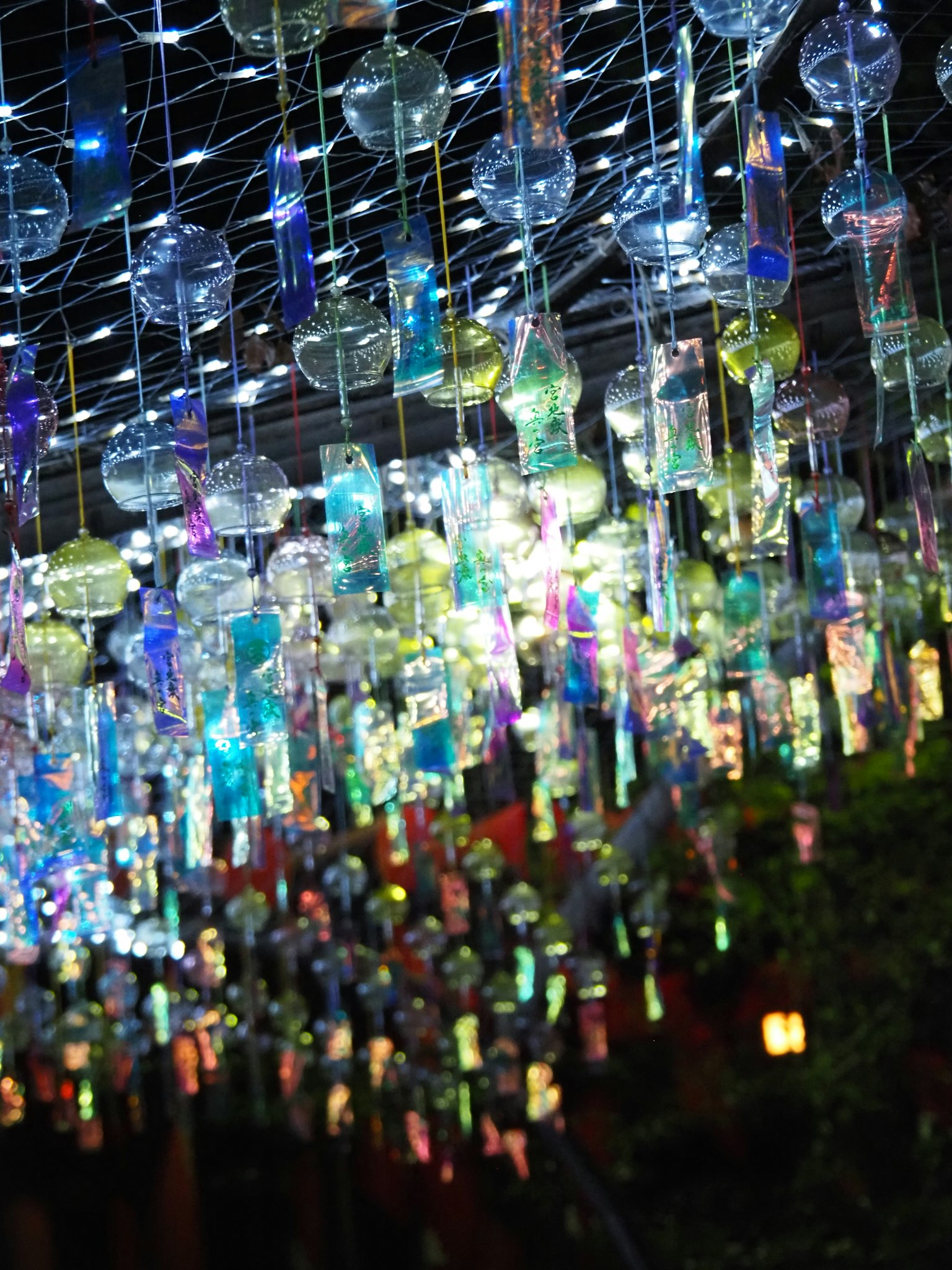 Une belle exposition de carillons colorés suspendus dans le ciel nocturne