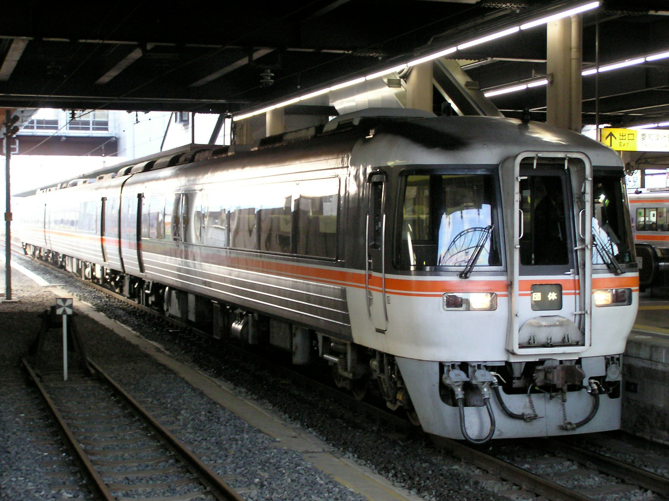 駅のホームに停車する電車の車両