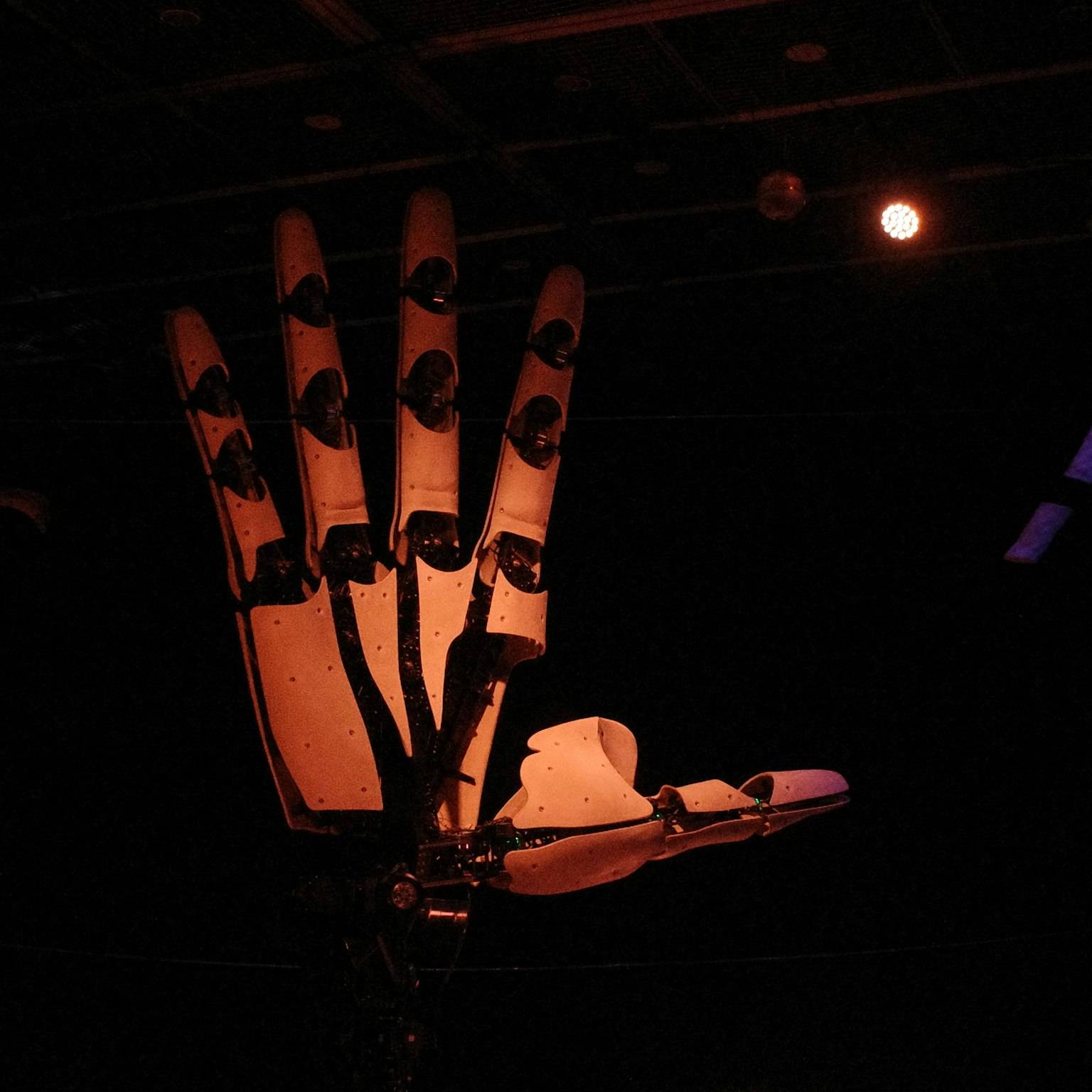 在黑暗背景下展示开放手势的机器人手