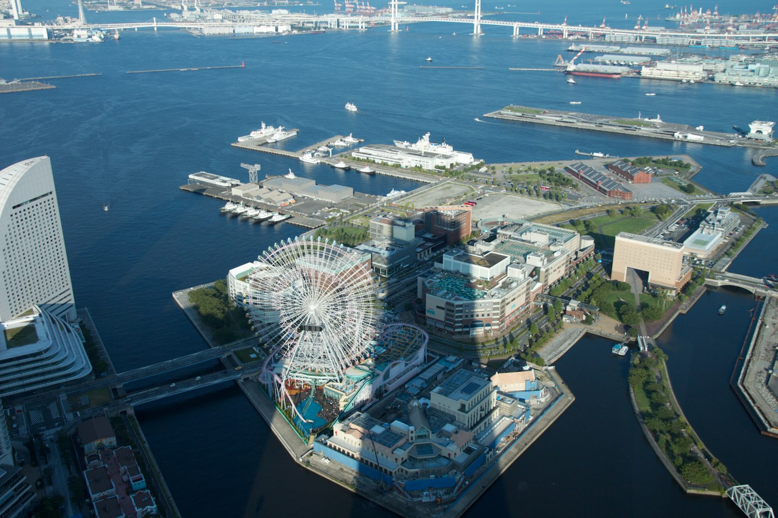 Vue aérienne du port de Yokohama avec des bâtiments modernes et une grande roue