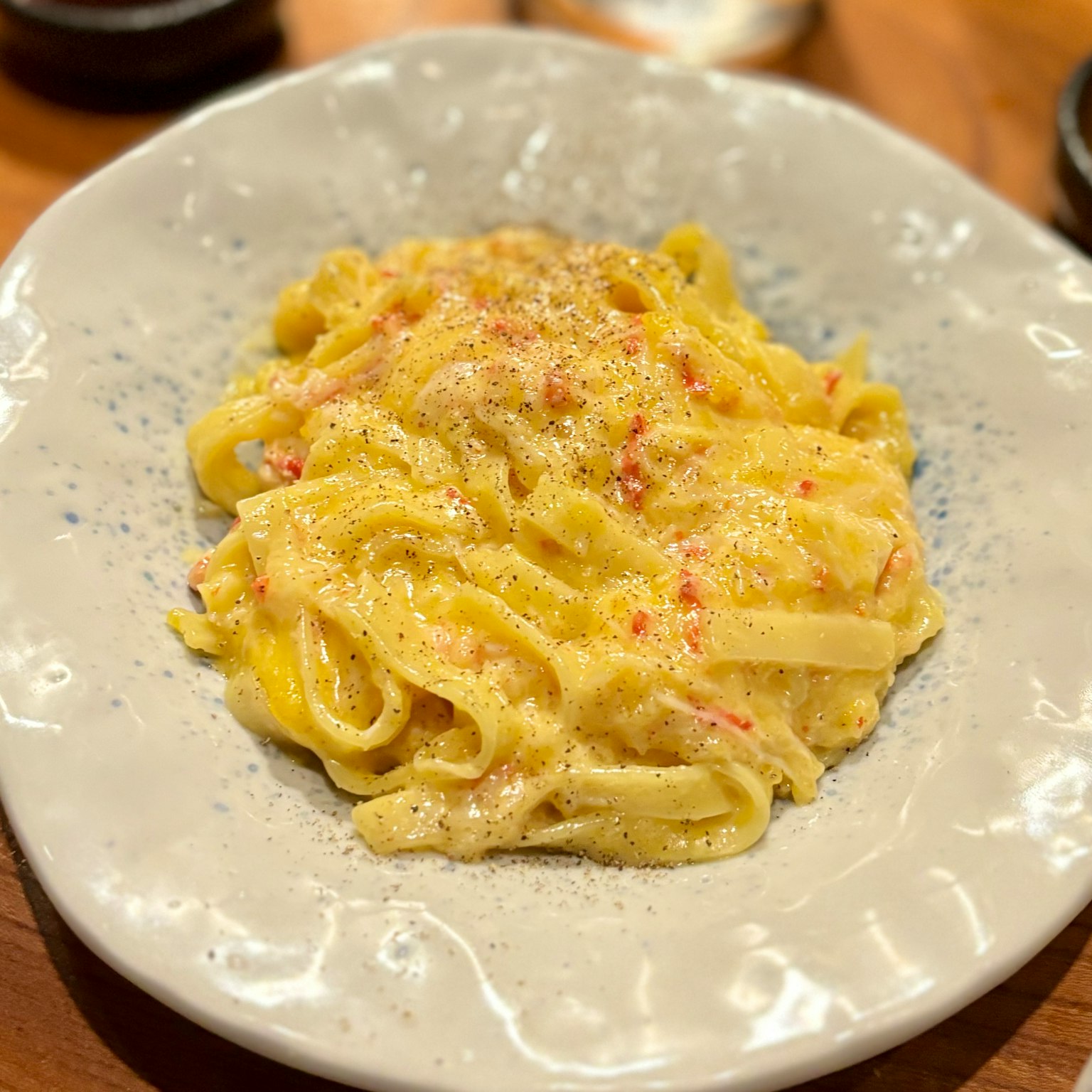 奶油意大利面的菜肴放在白色盘子上