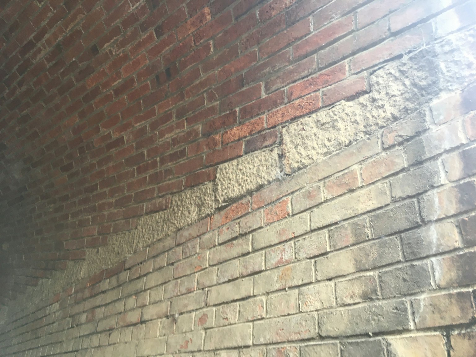Phần tường gạch đỏ cho thấy sự khác biệt rõ rệt về kết cấu