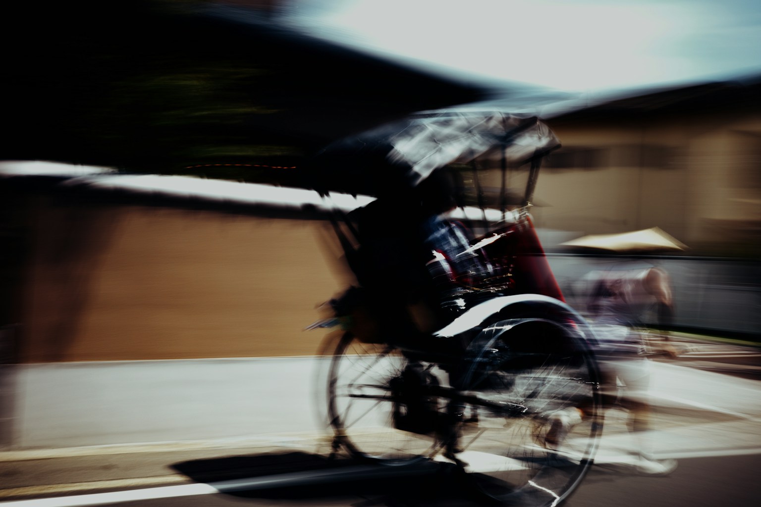 Rickshaw sfocato che si muove in una strada della città