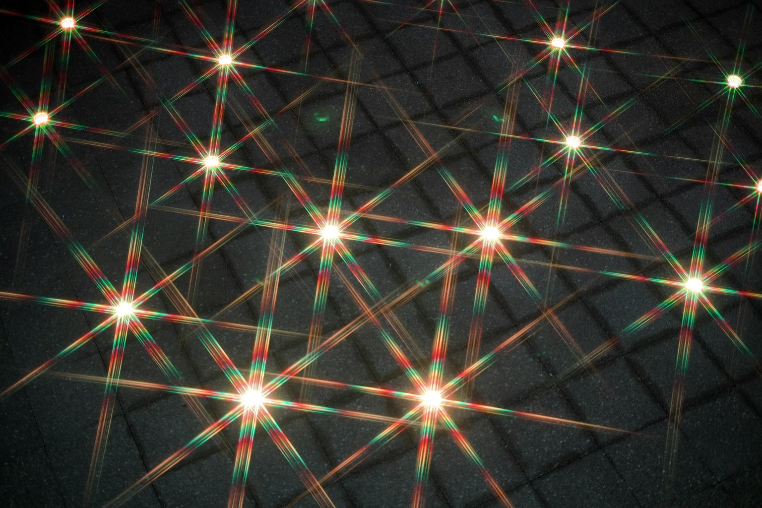 Sternförmige Lichter leuchten vor einem dunklen Hintergrund