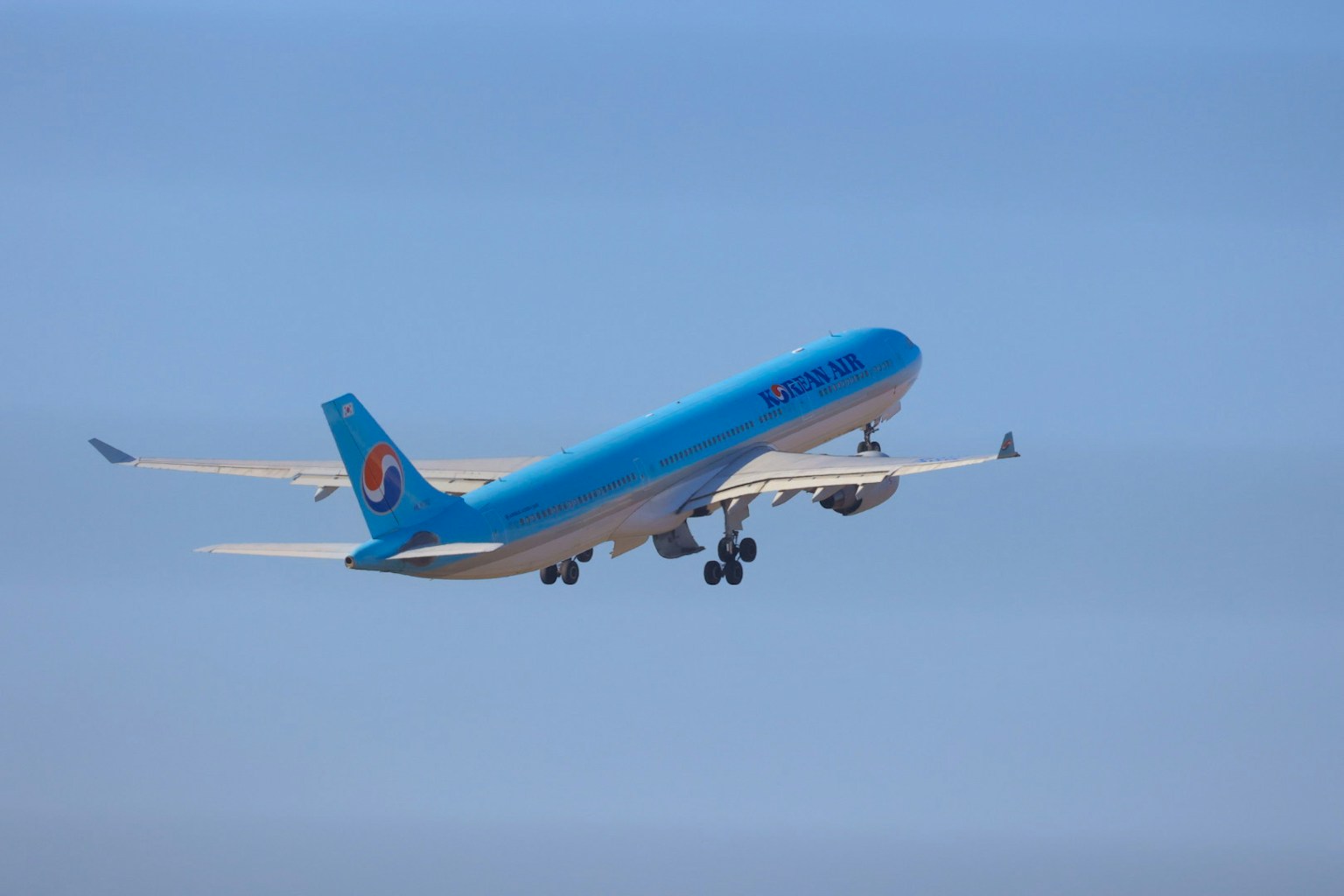 Ein blaues Flugzeug, das in den Himmel abhebt