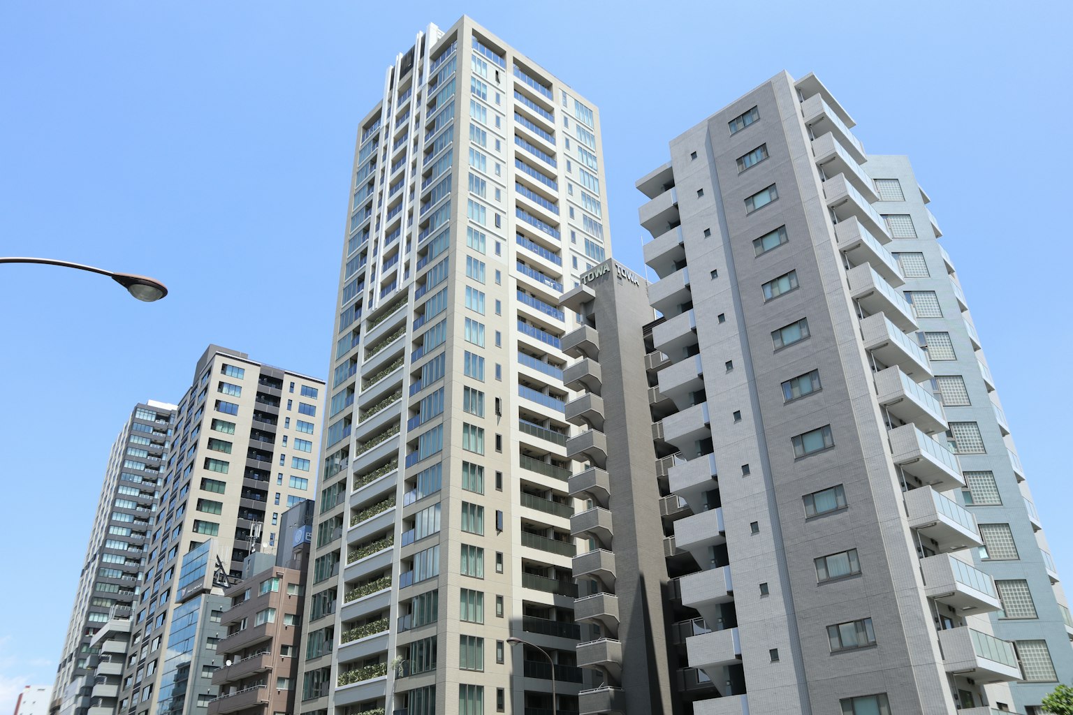 城市天际线下的高层住宅建筑在晴朗的蓝天之下