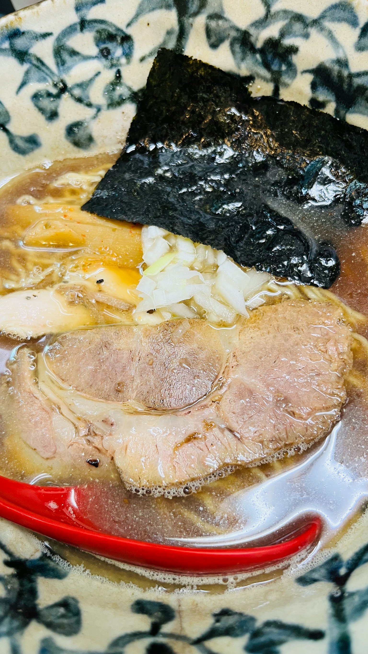 美味的拉面碗，配有叉烧、海苔和切片葱