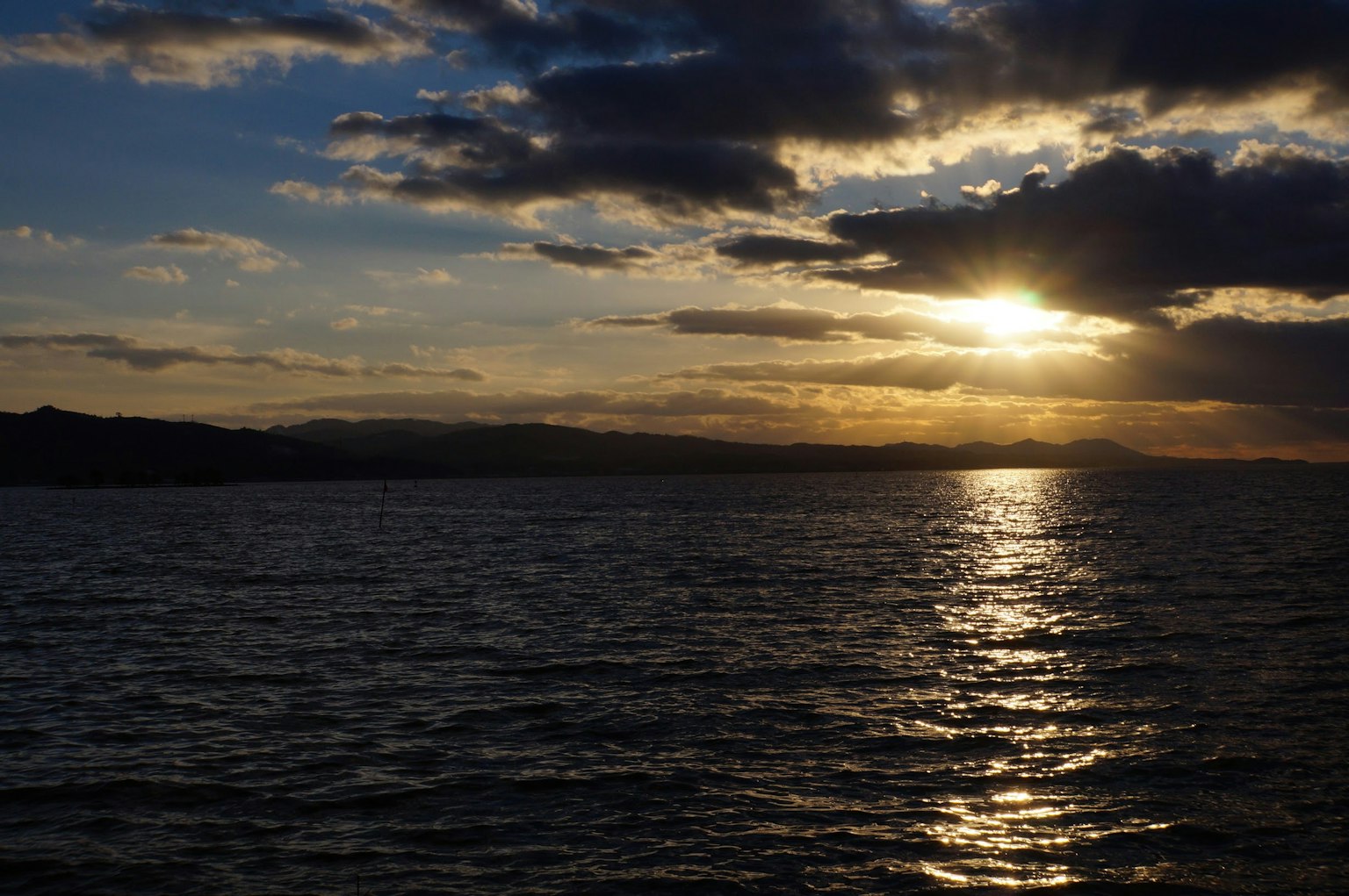 Hermoso paisaje con el atardecer reflejado en el mar