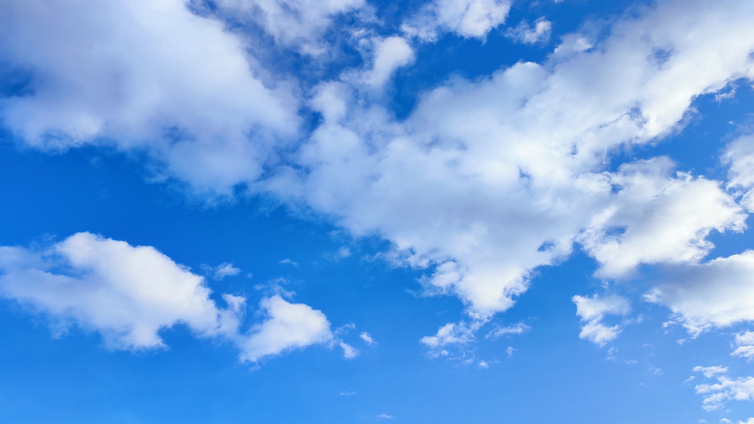 Landschaft mit weißen Wolken, die in einem blauen Himmel schweben