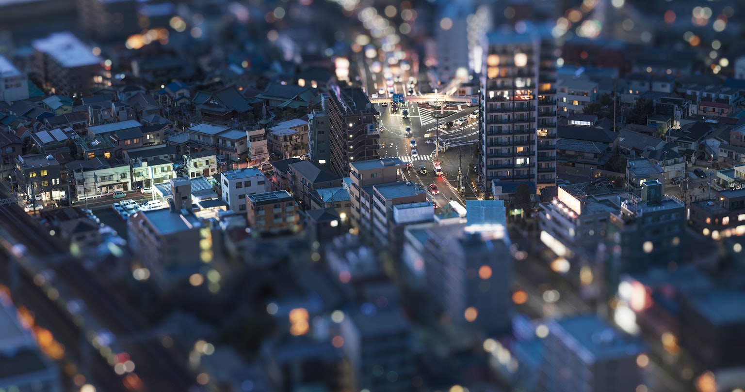 Paisaje urbano borroso de noche con luces dispersas