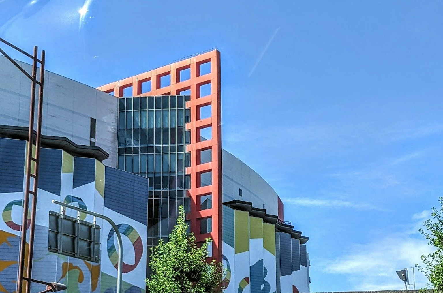 Edificio moderno con esterno colorato e cielo blu