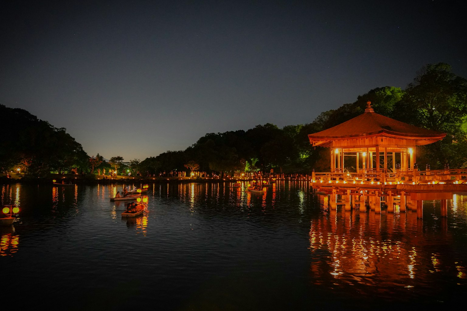 夜晚湖面上倒映的傳統亭子美景