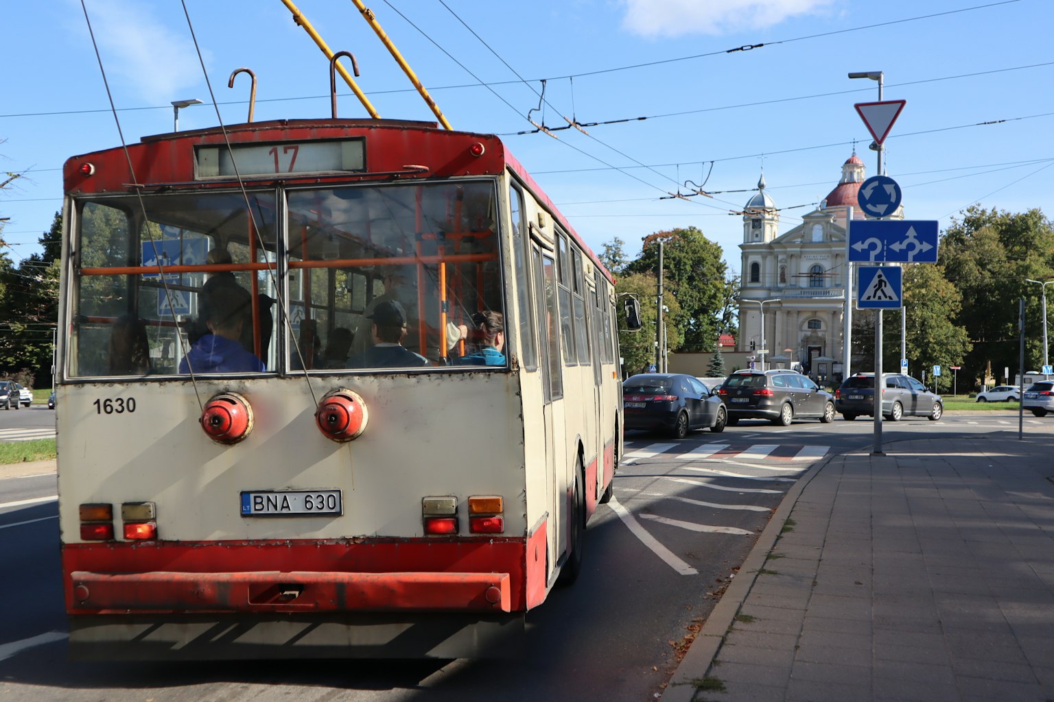 Trolebús rojo circulando por la ciudad