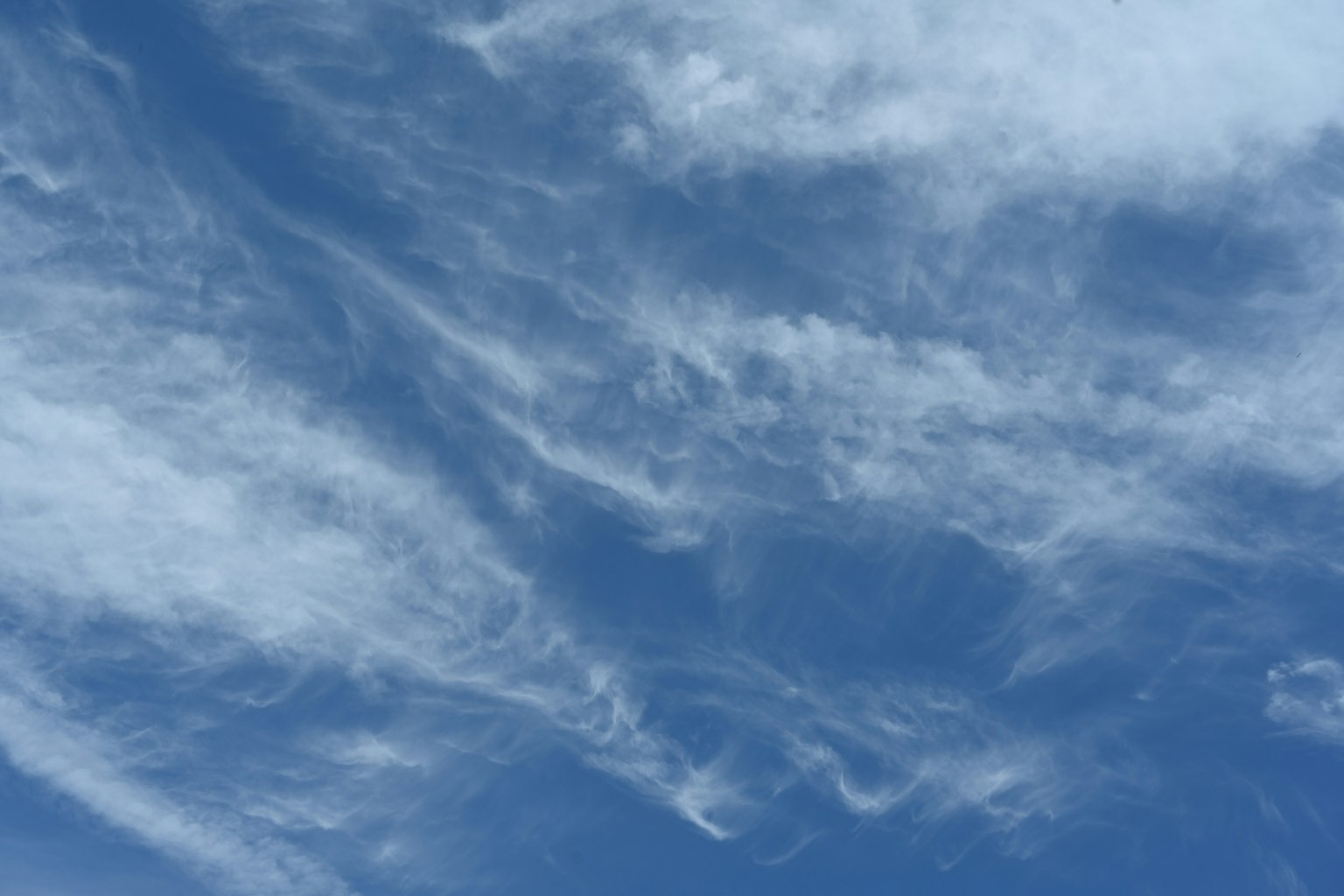 Bentuk lembut awan putih di langit biru
