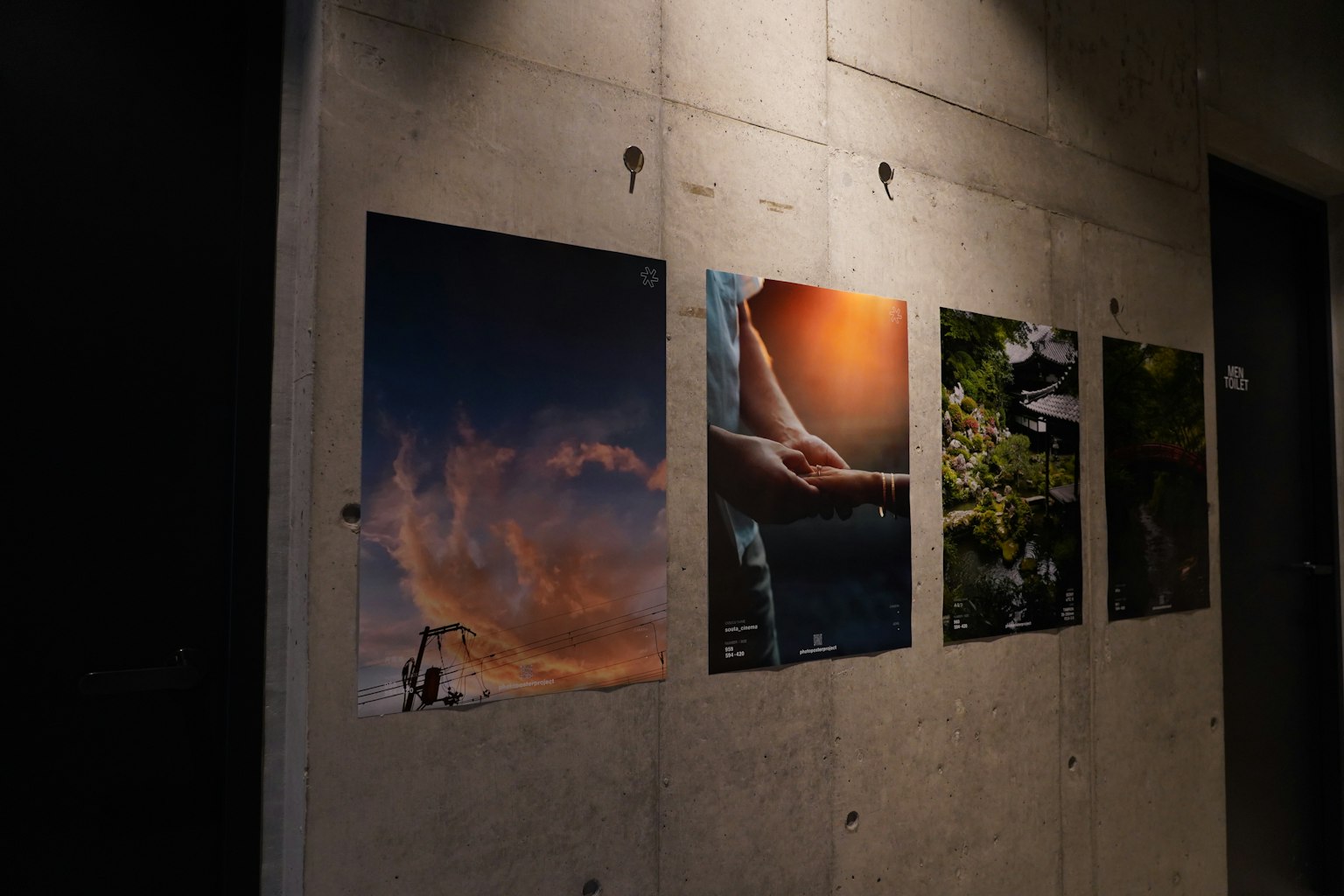 Quattro fotografie esposte su un muro di cemento che mostrano varie scene
