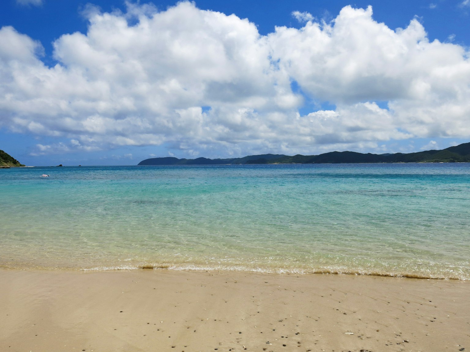 海滩景观，蓝色海洋和白色沙滩