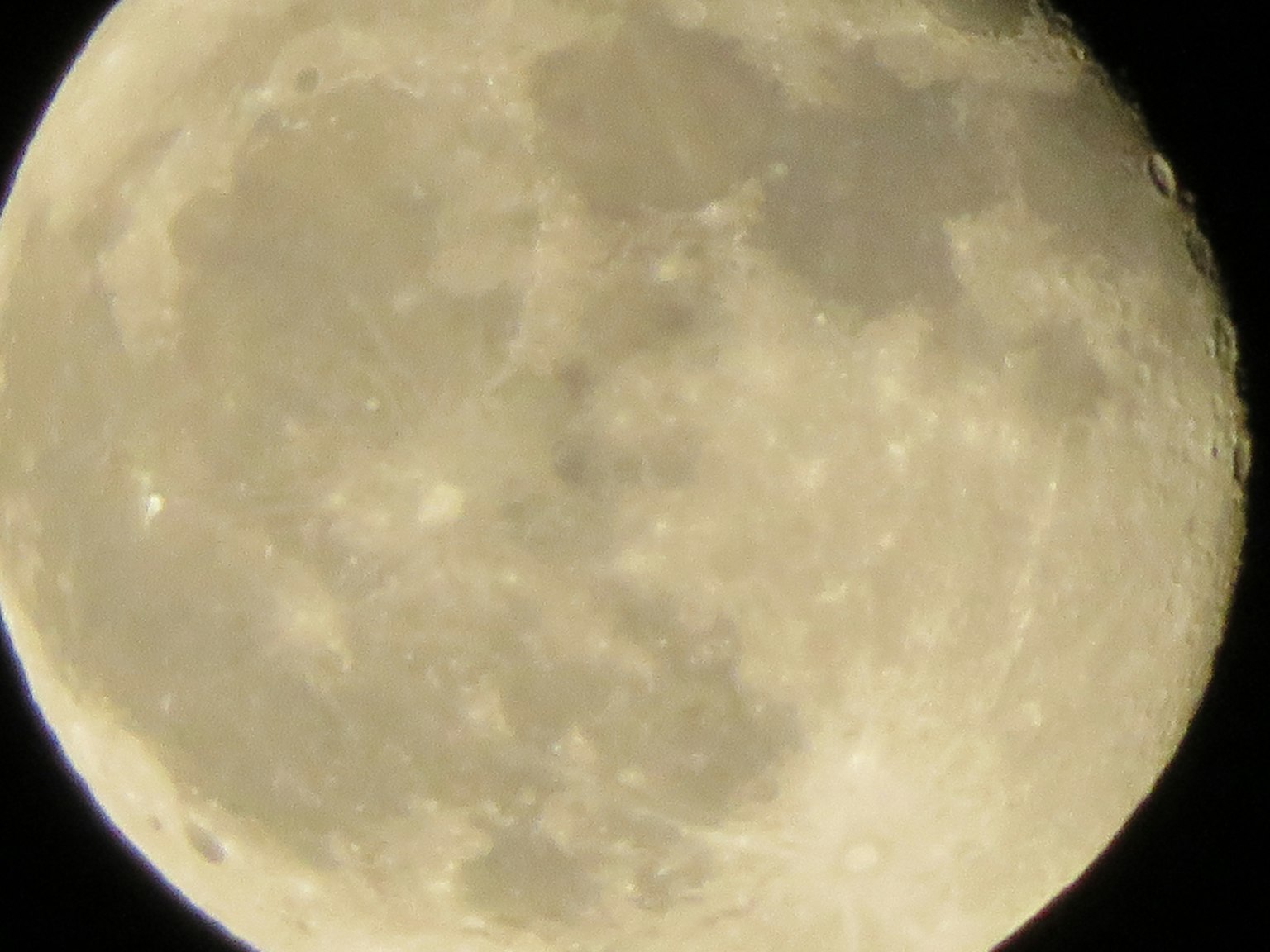 Gros plan de la lune montrant des teintes brillantes et des cratères de surface