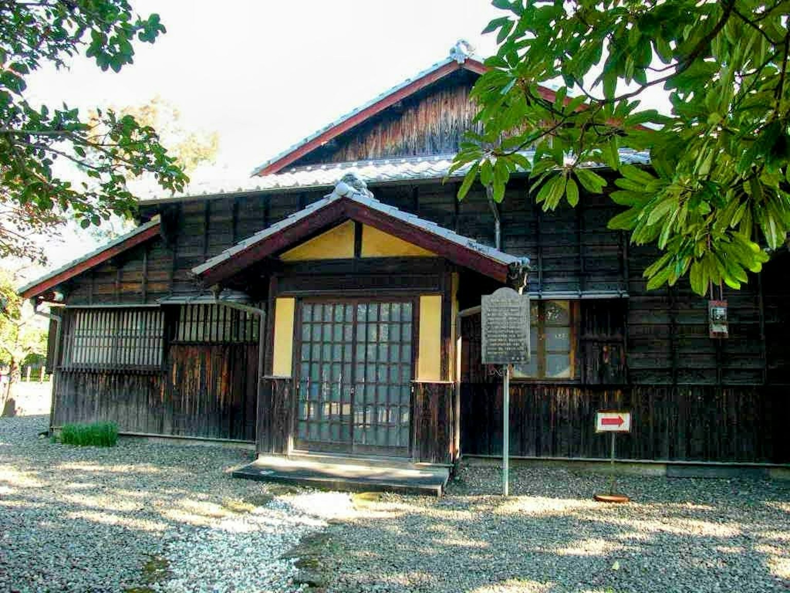 บ้านไม้แบบดั้งเดิมของญี่ปุ่น มีทางเดินหินในสนามหน้าบ้านและหิมะบนหลังคา