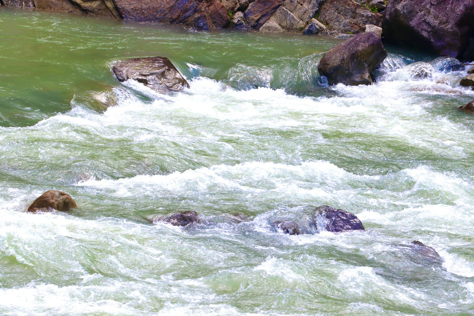 急流河水與可見岩石