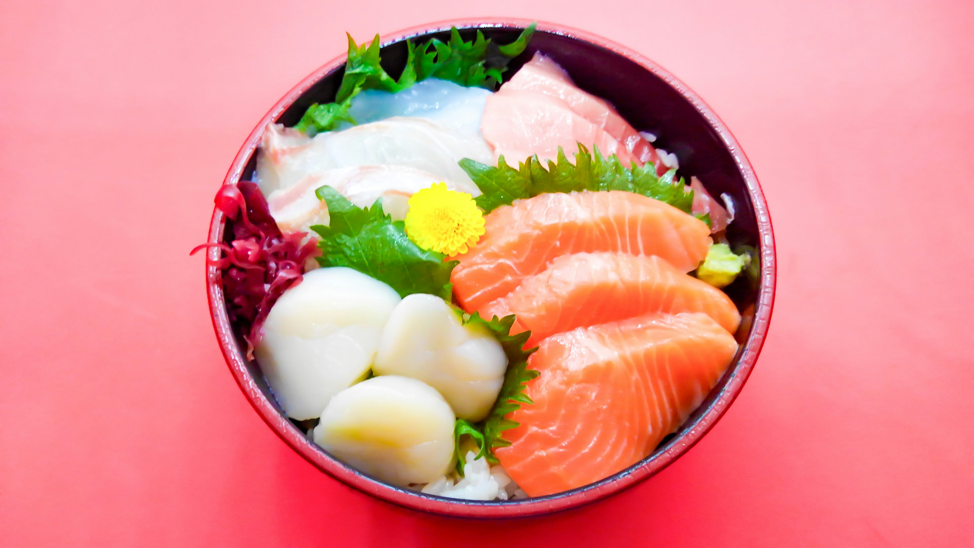 Reisschüssel mit Lachs-Sashimi